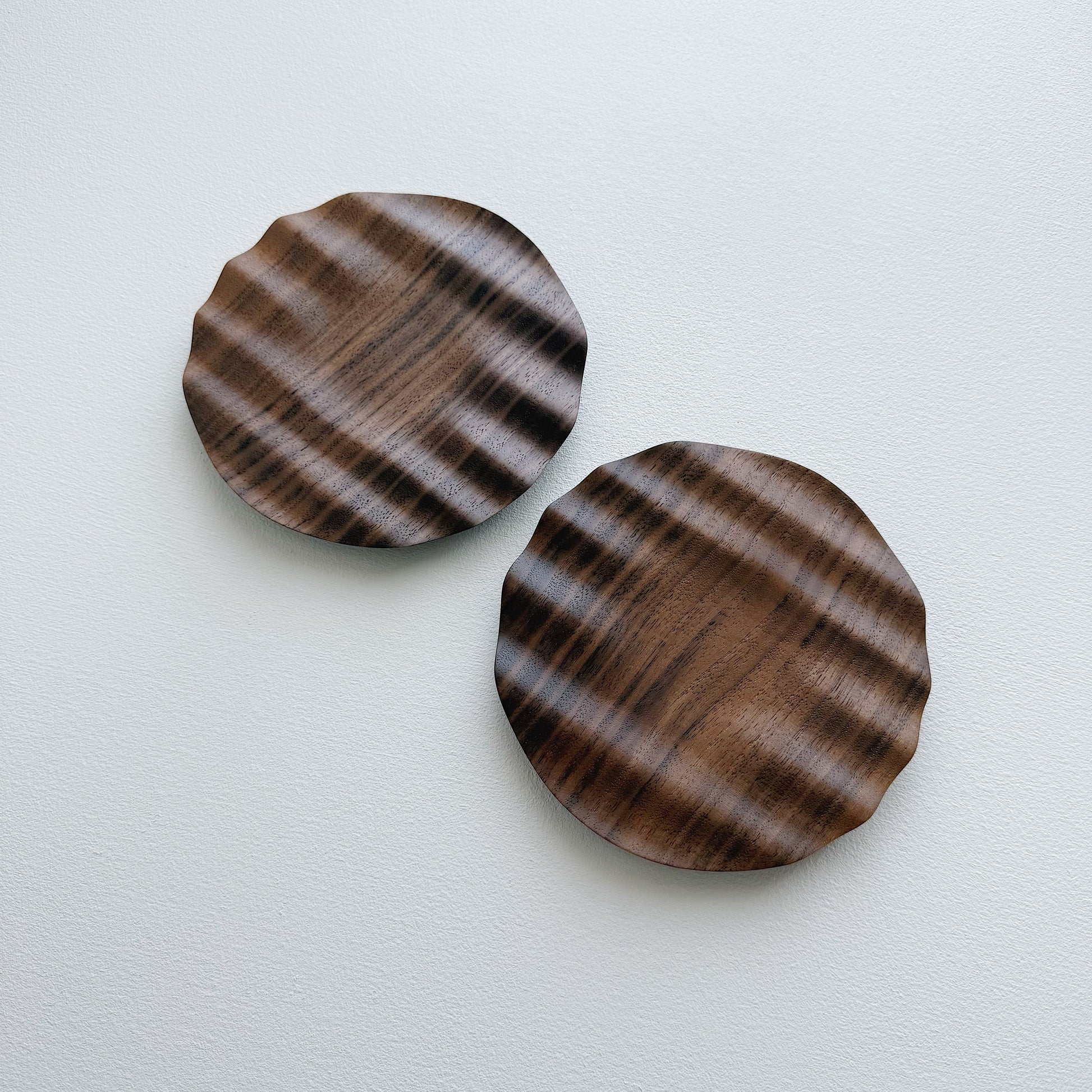 Pair of wavy side plates in walnut