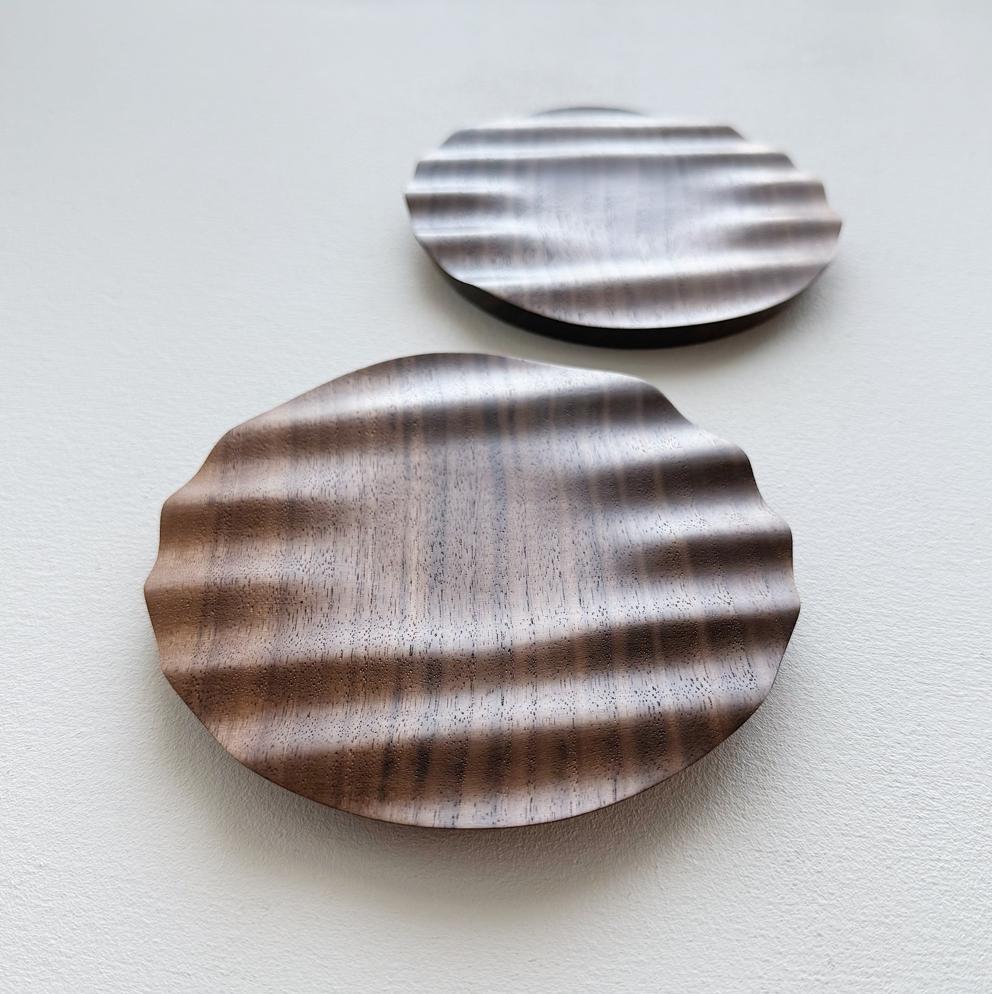 Pair of wavy side plates in walnut