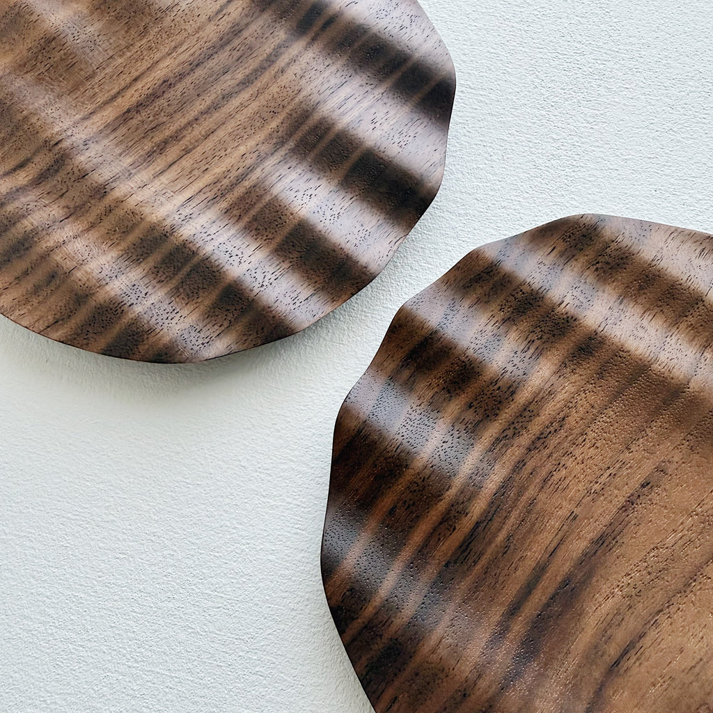 Pair of wavy side plates in walnut