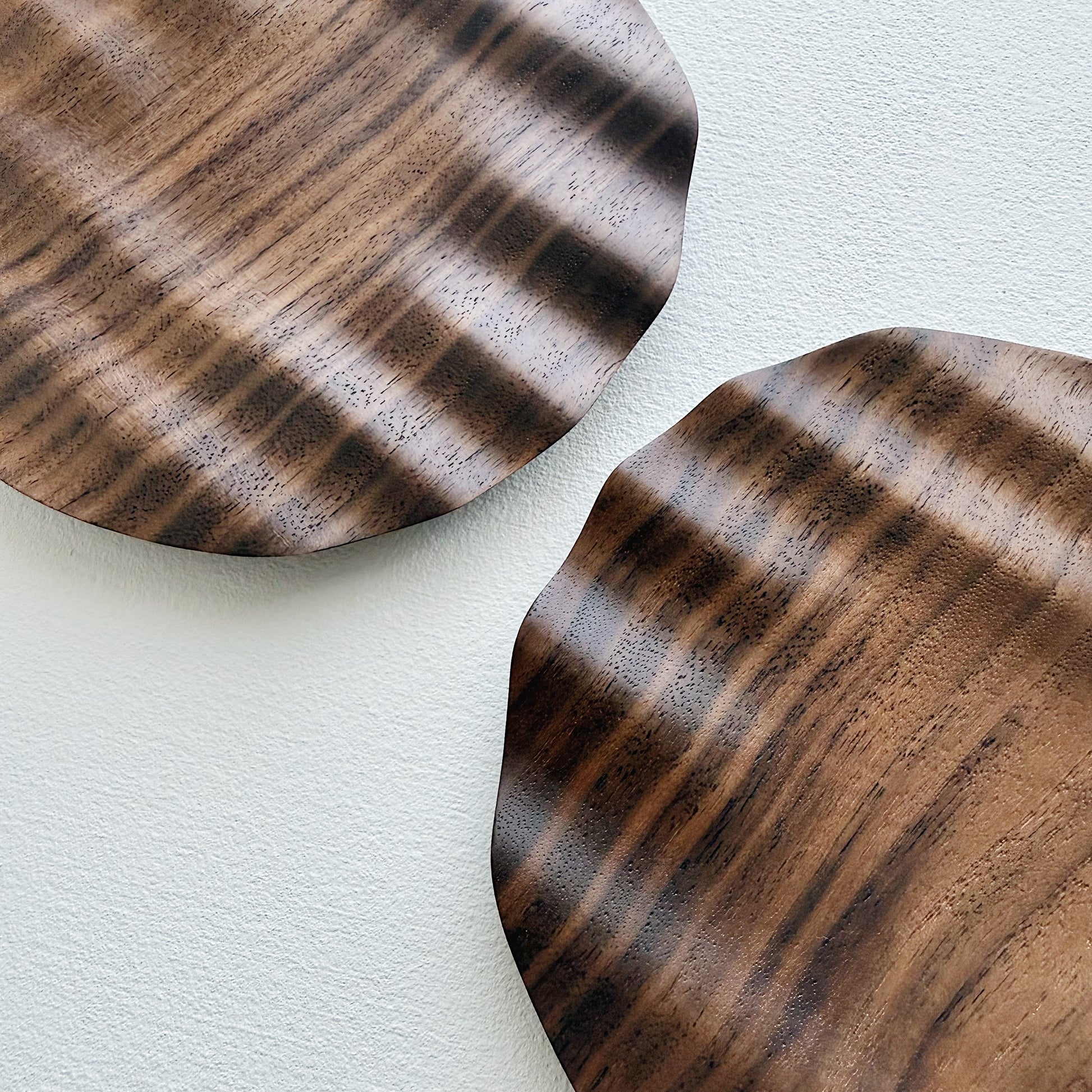 Pair of wavy side plates in walnut