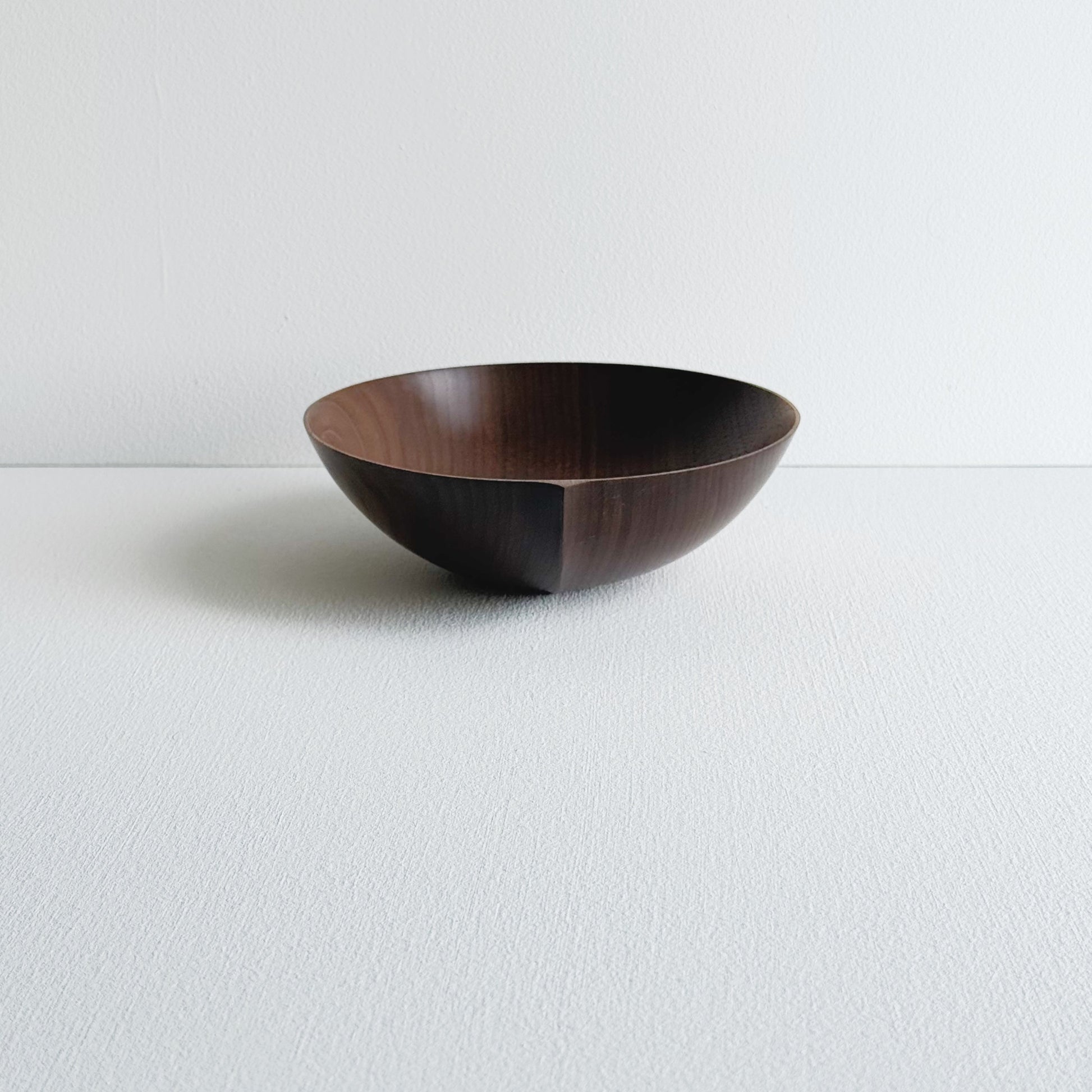 Medium bowl in tanned walnut