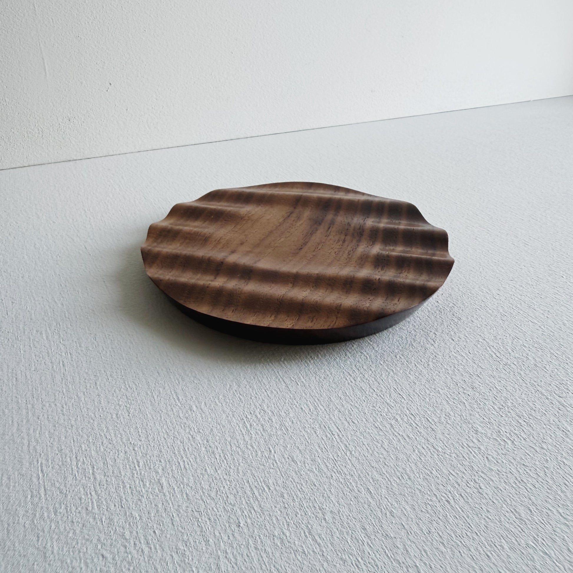 Pair of wavy side plates in walnut