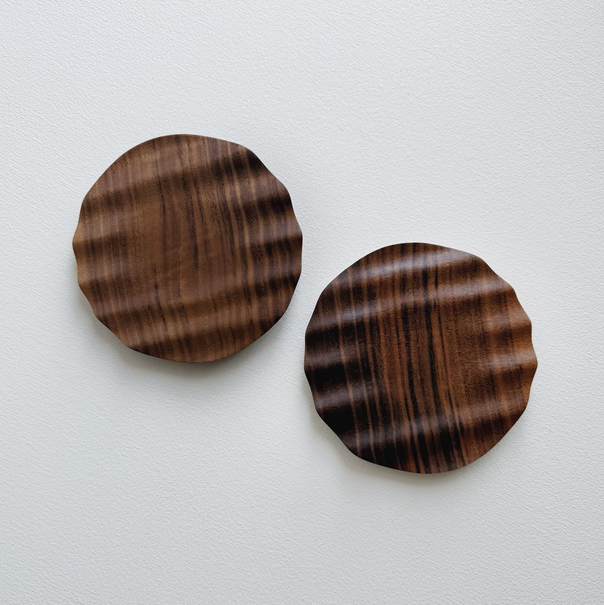 Pair of wavy side plates in walnut