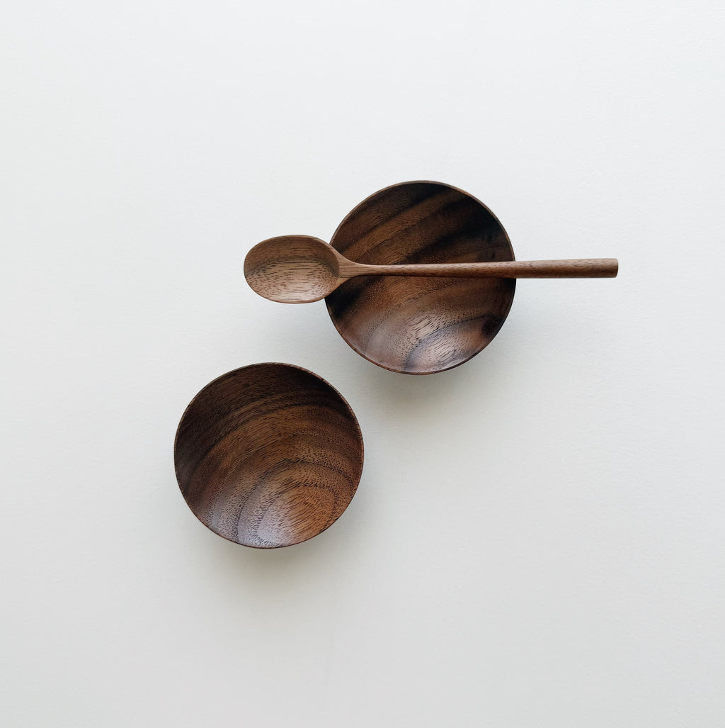 Pinch & put plinth pots set in tanned walnut