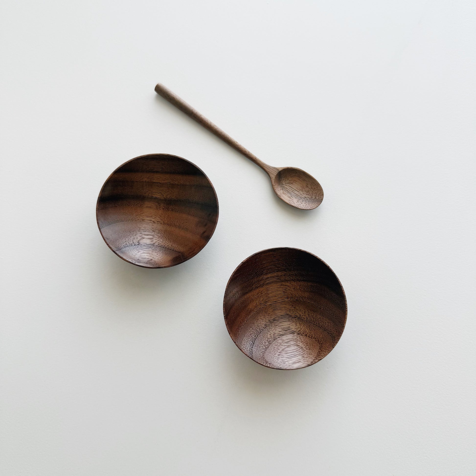 Pinch & put plinth pots set in tanned walnut