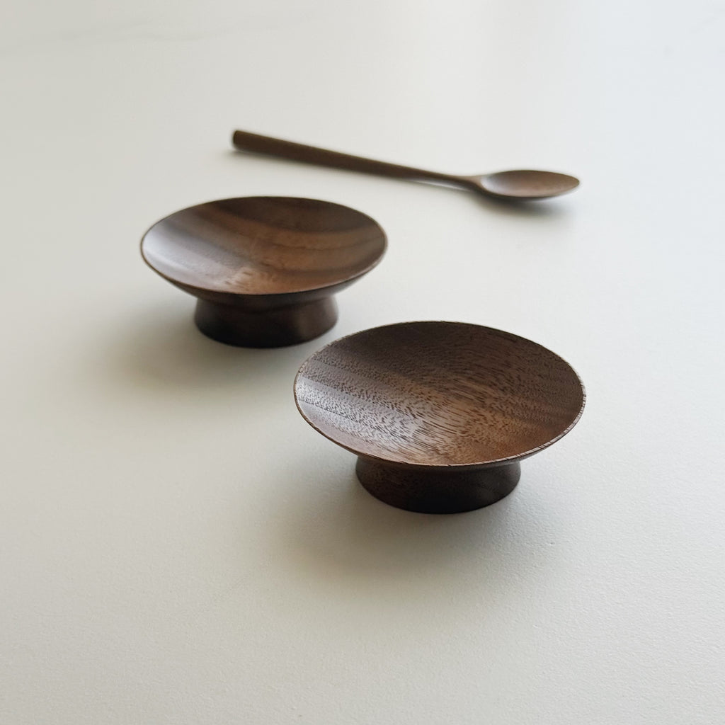 Pinch & put plinth pots set in tanned walnut