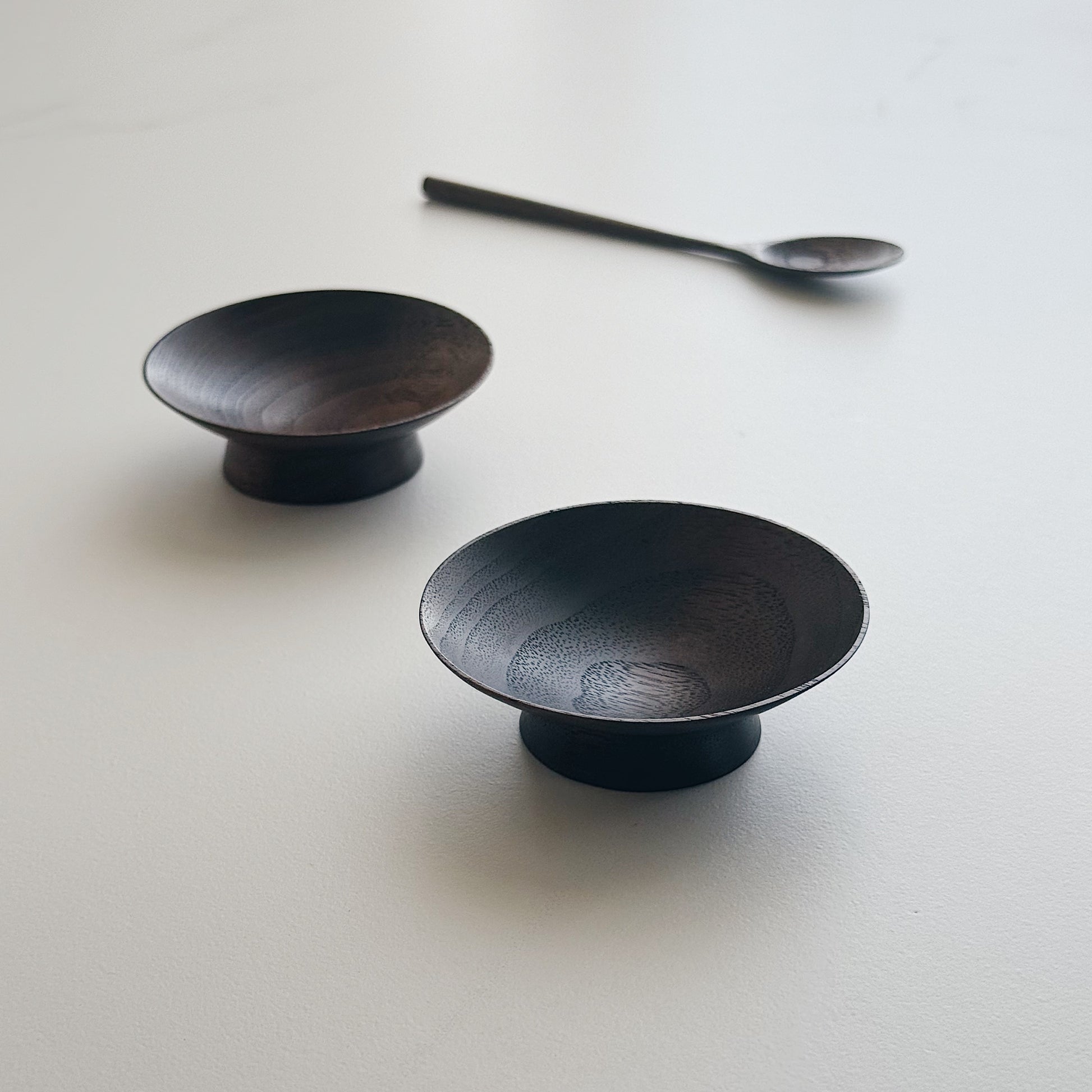 Pinch & put plinth pots set in walnut
