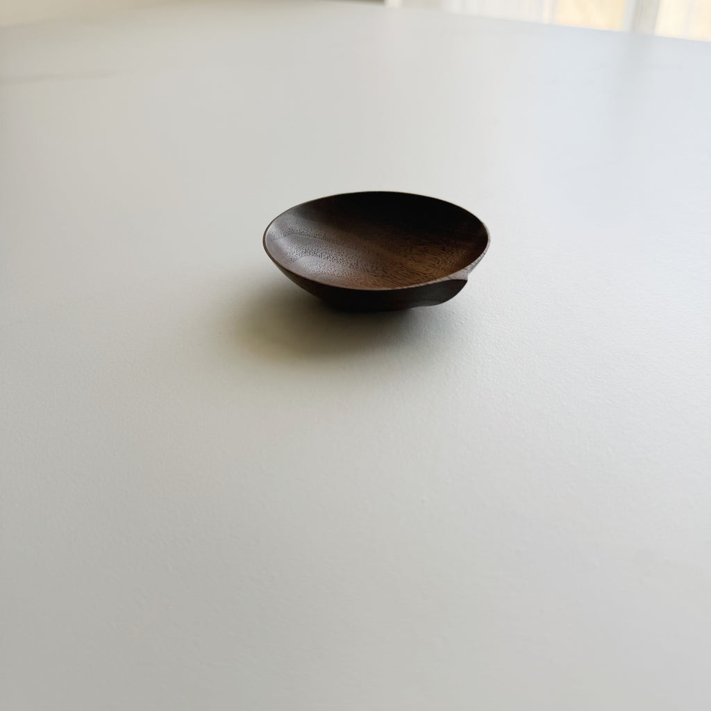 Pinch & put pot in light walnut