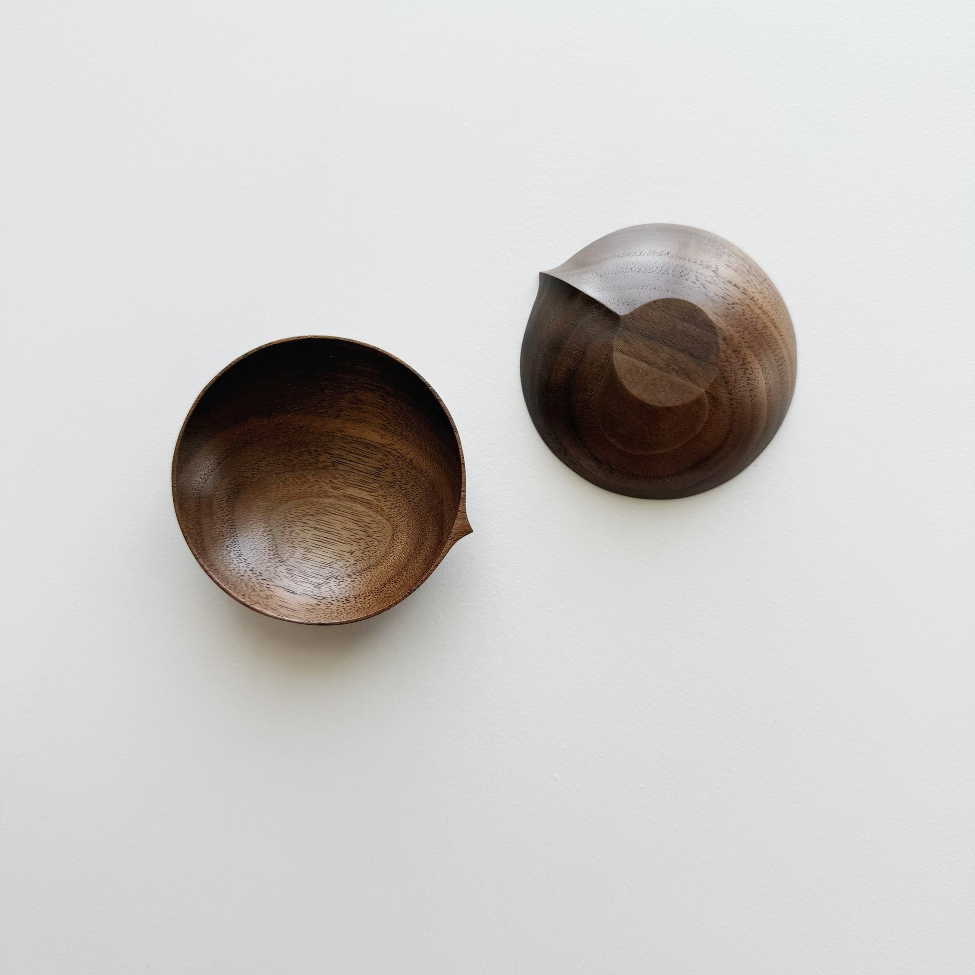Pinch & put pot in light walnut