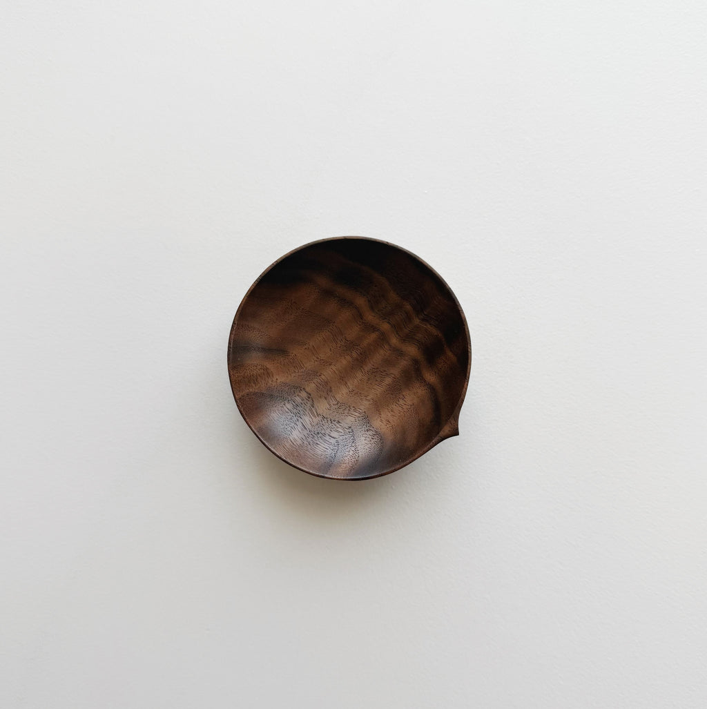 Pinch & put pot in rippled walnut
