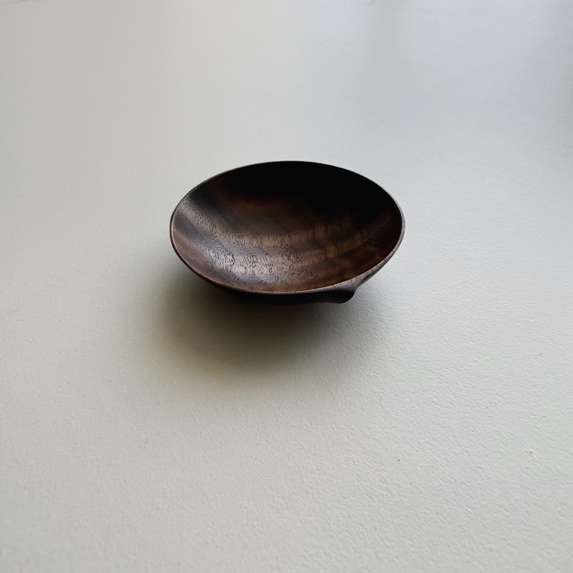 Pinch & put pot in rippled walnut