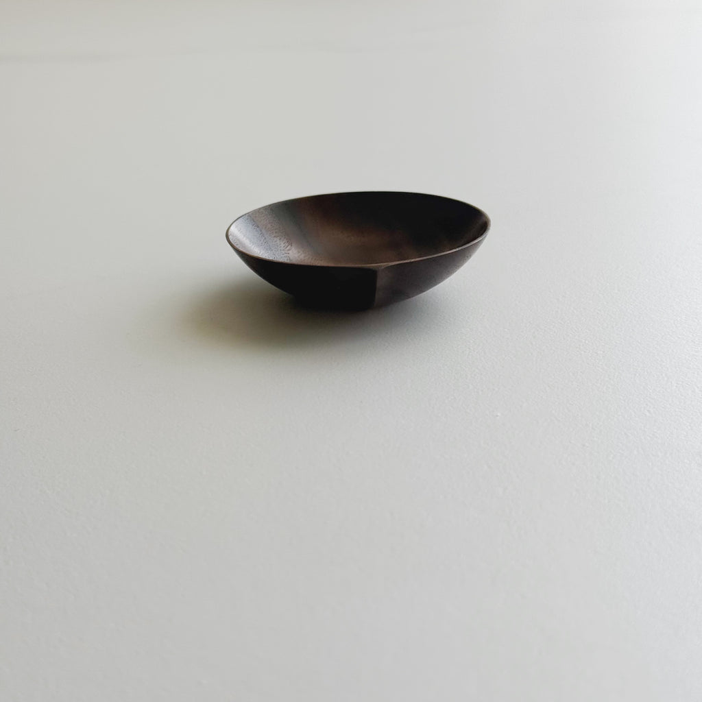 Pinch & put pot in rippled walnut