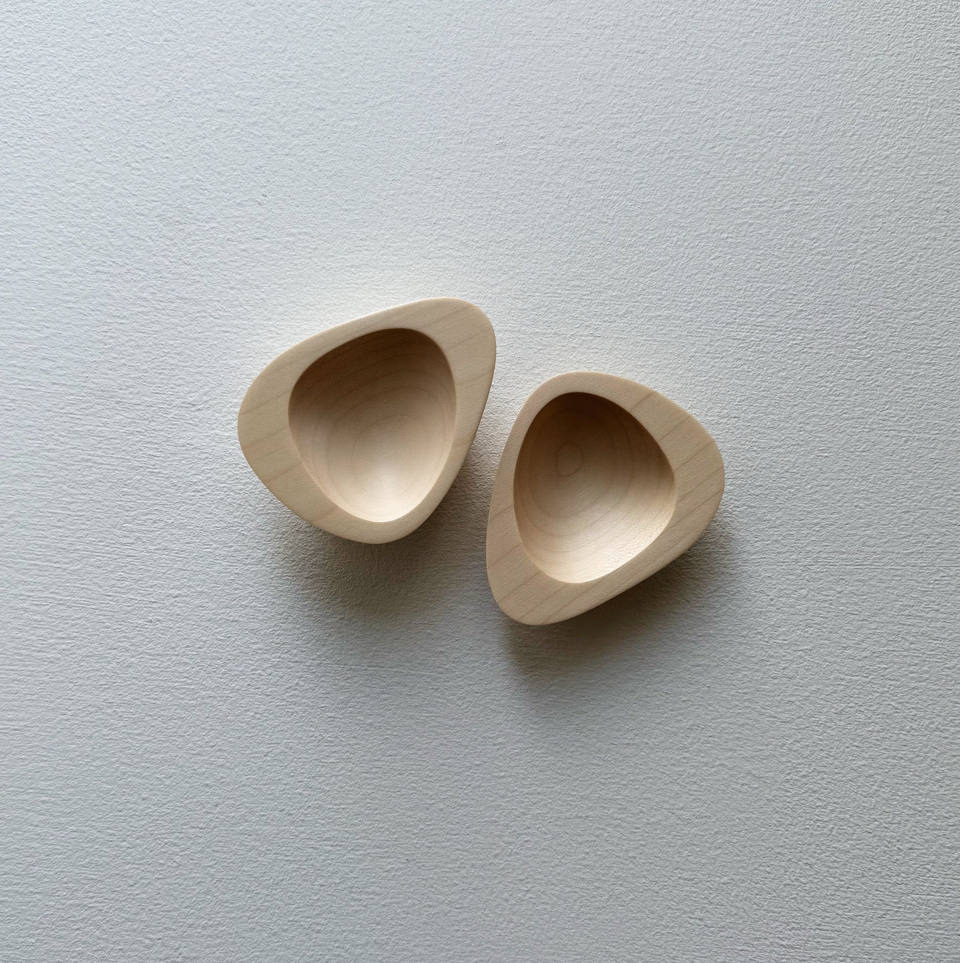 Pair of triangular pinch & put pots in sycamore