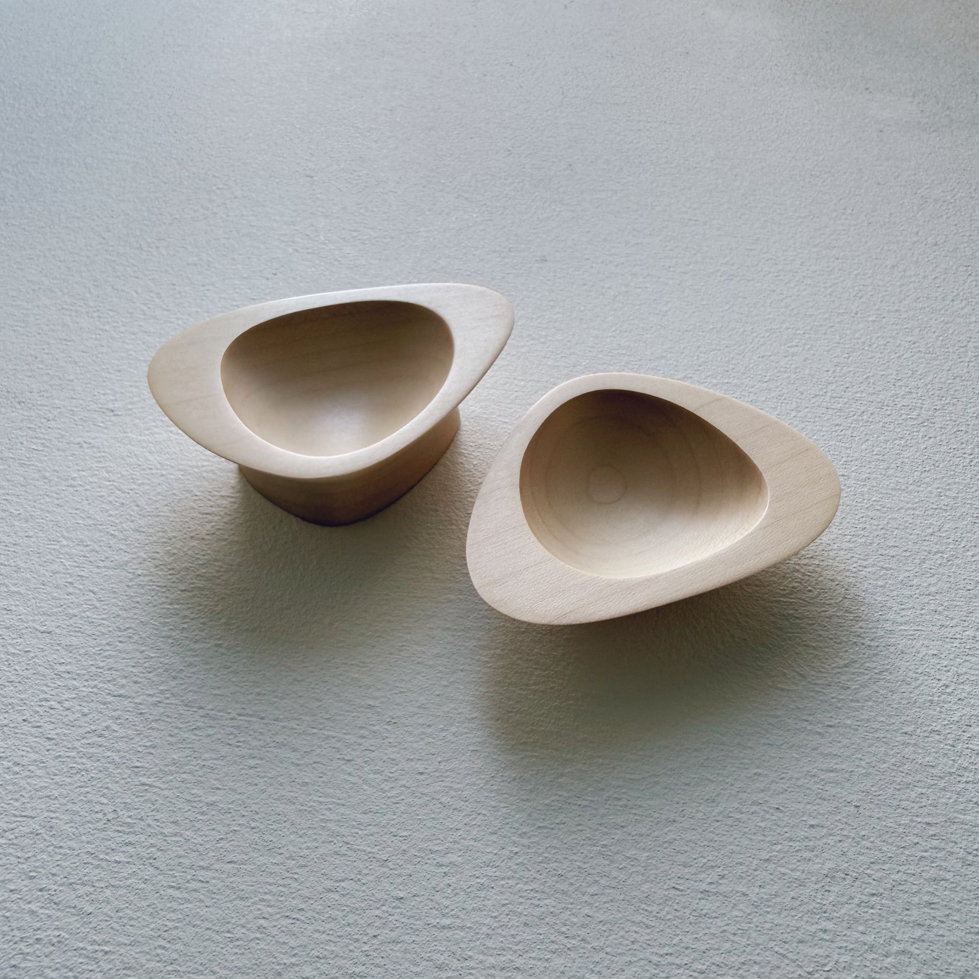 Pair of triangular pinch & put pots in sycamore