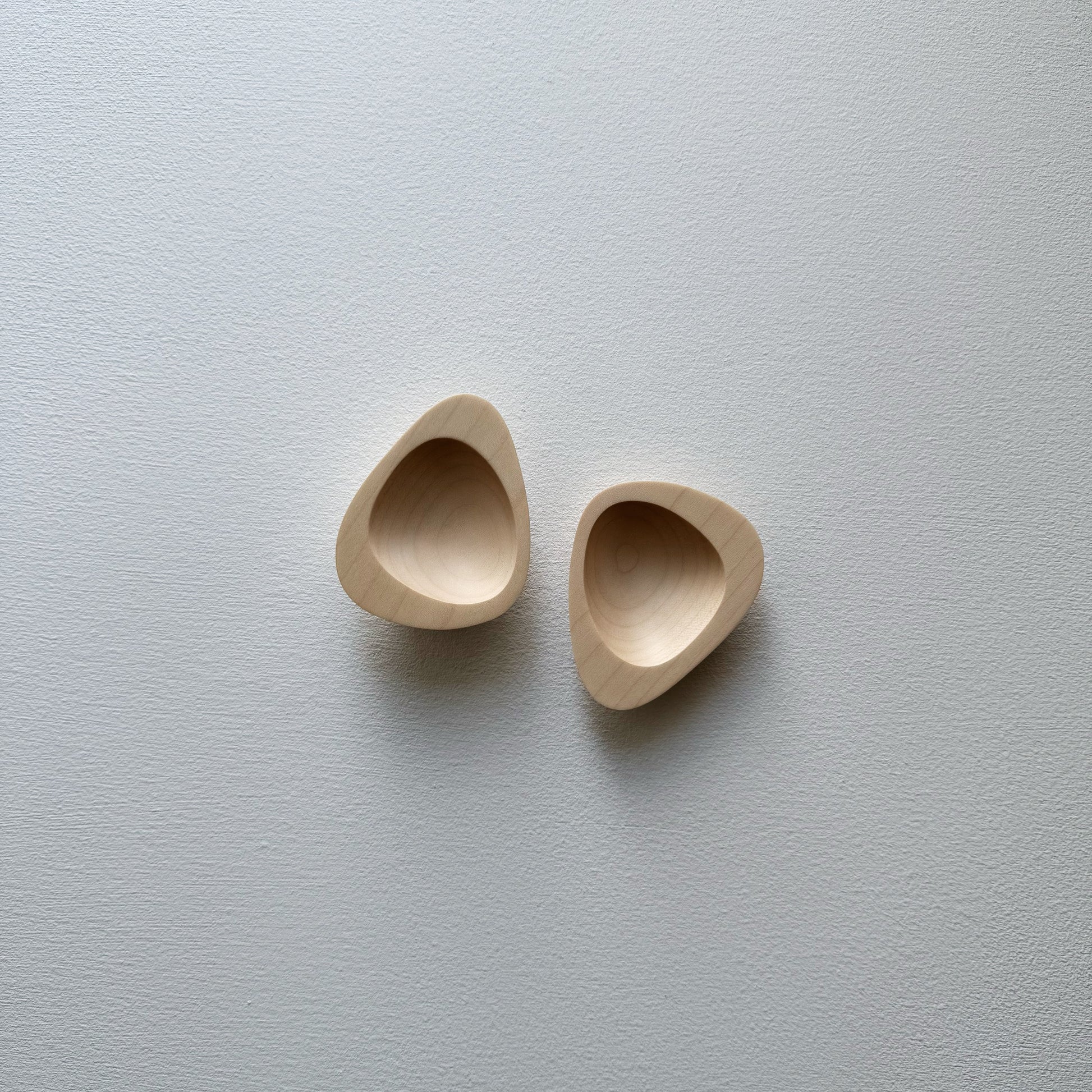 Pair of triangular pinch & put pots in sycamore