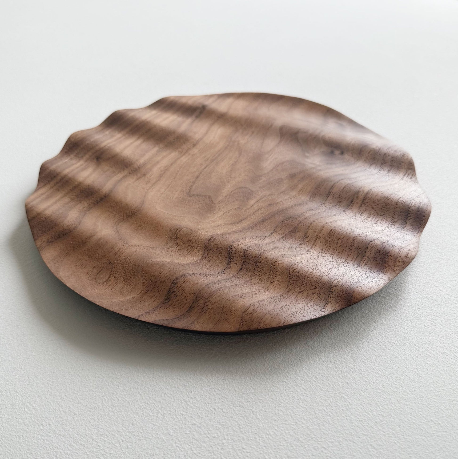 Wavy plate in walnut