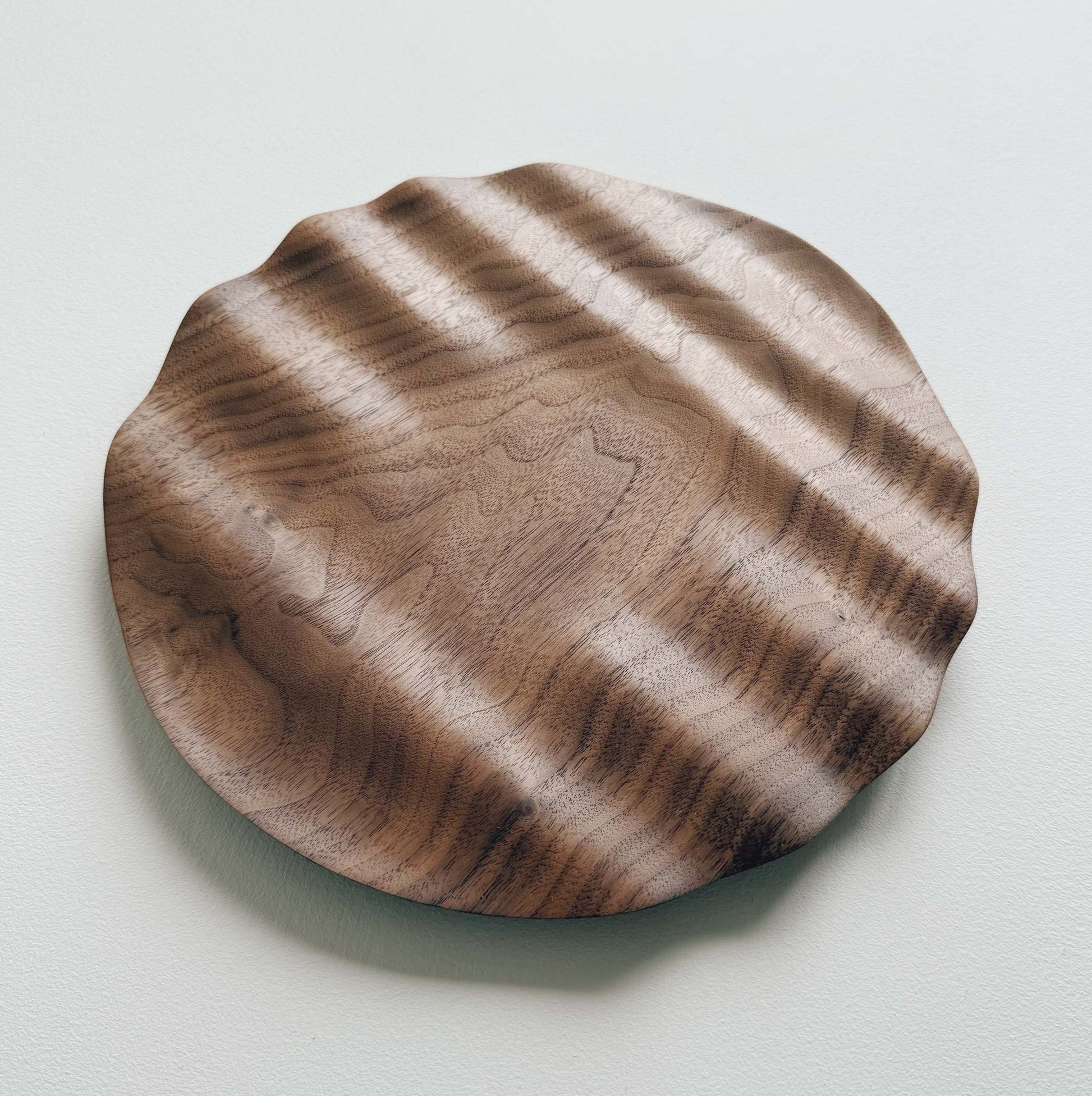 Wavy plate in walnut