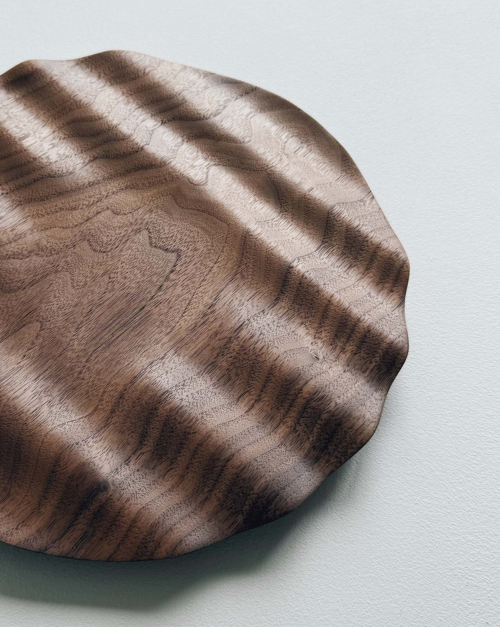 Wavy plate in walnut