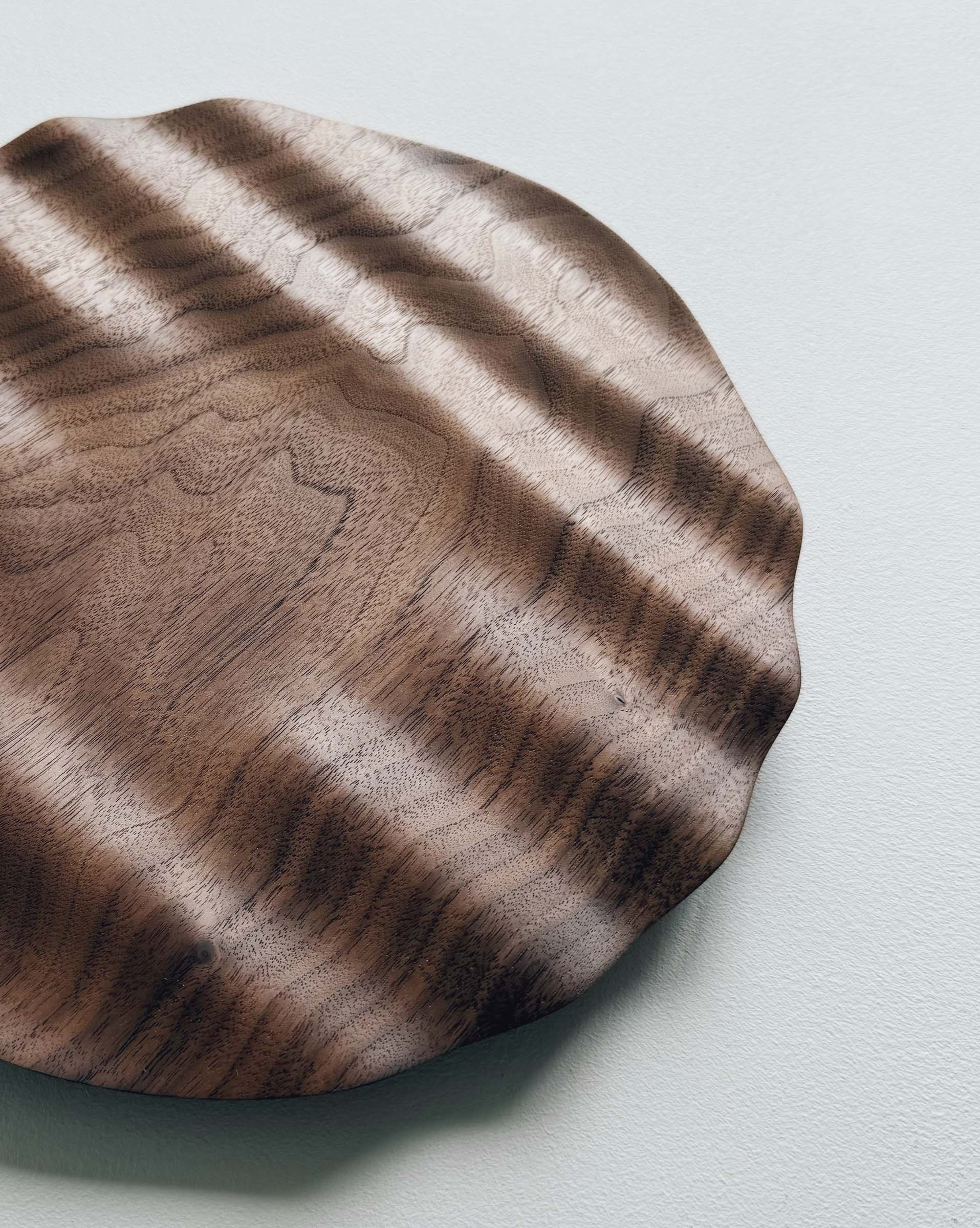 Wavy plate in walnut