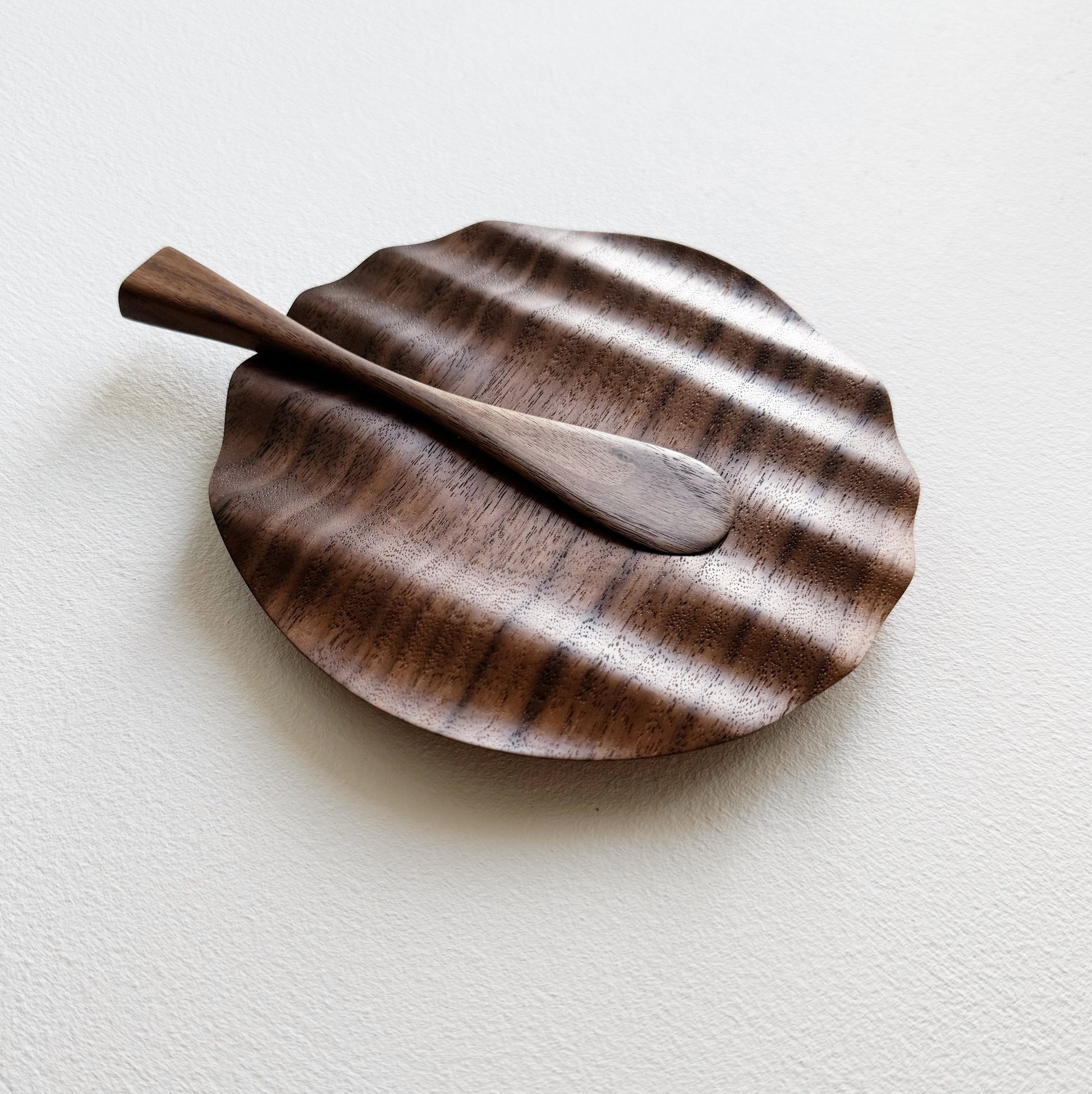 Wavy side plate & spreading paddle in walnut