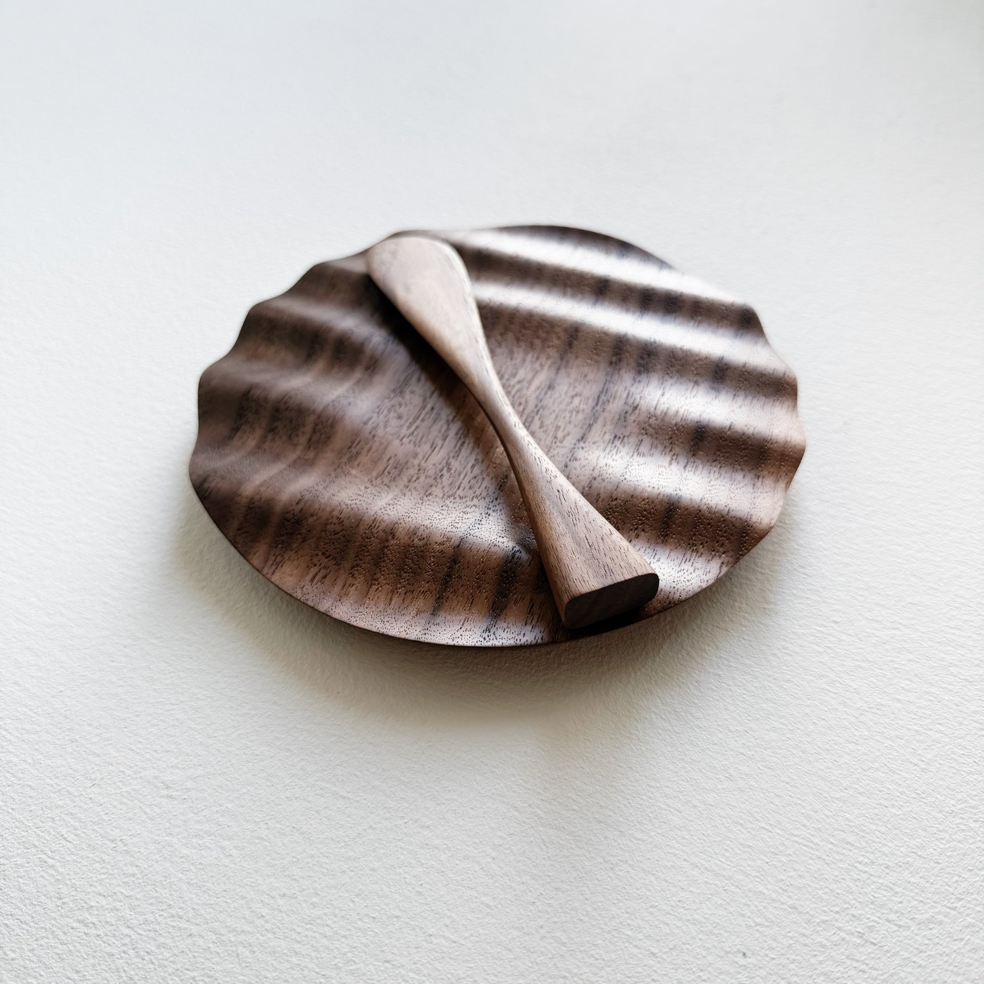 Wavy side plate & spreading paddle in walnut