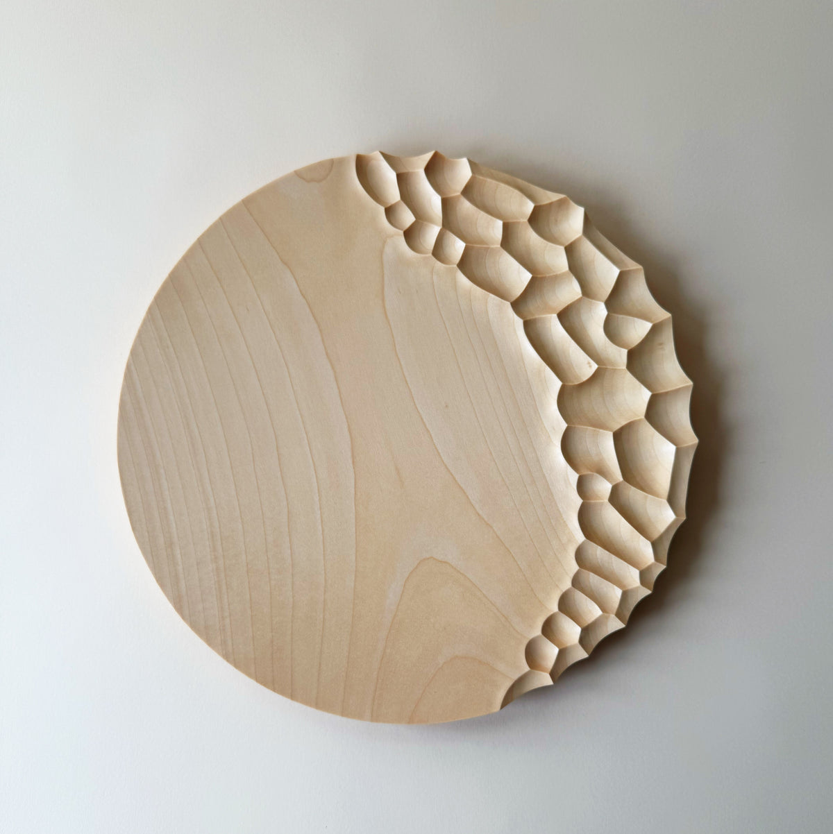 Coast charger plate in sycamore