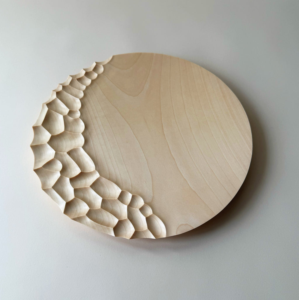 Coast charger plate in sycamore