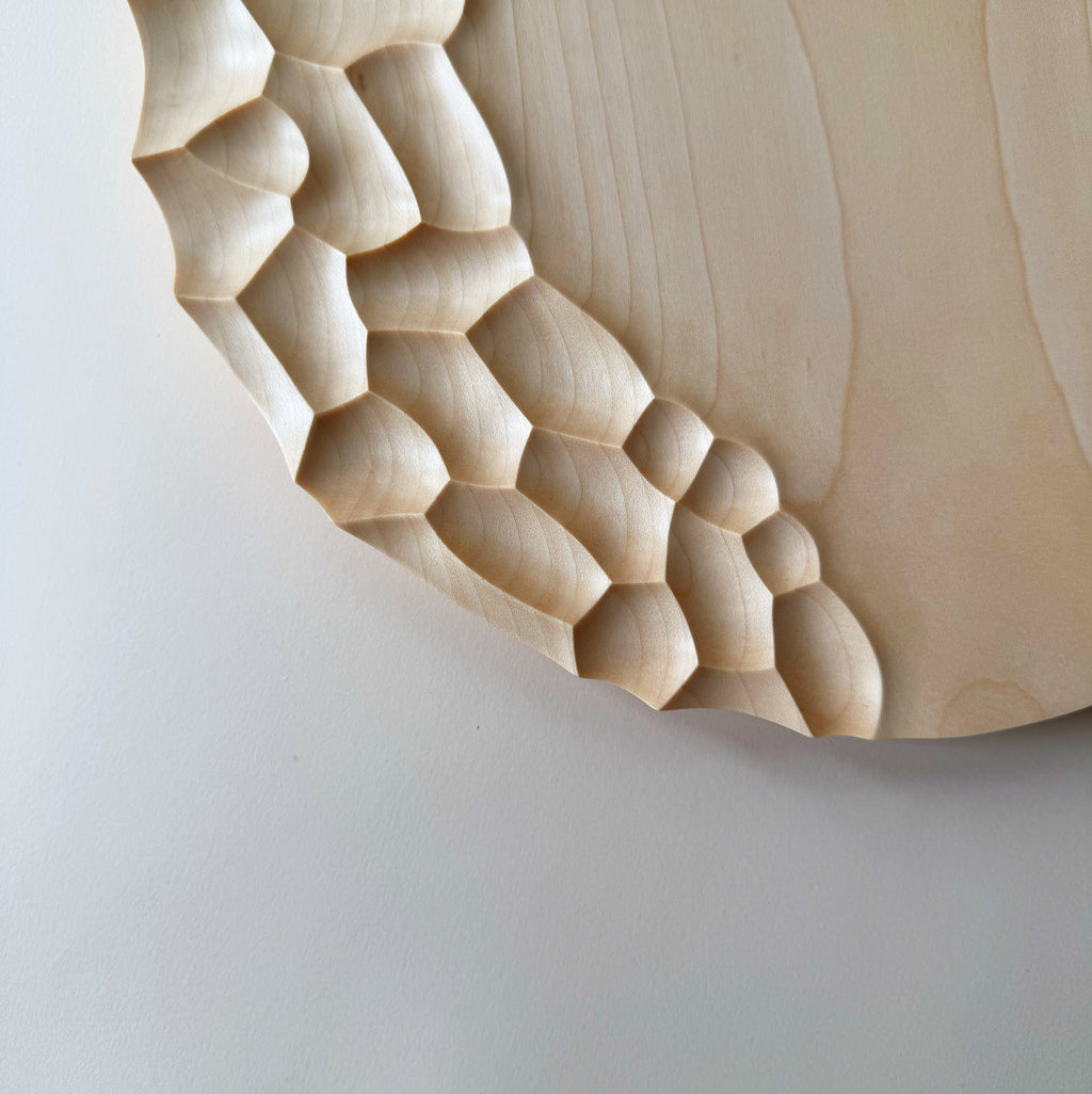 Coast charger plate in sycamore
