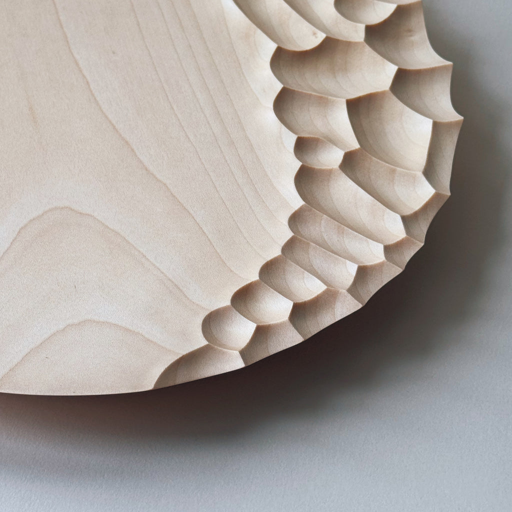 Coast charger plate in sycamore