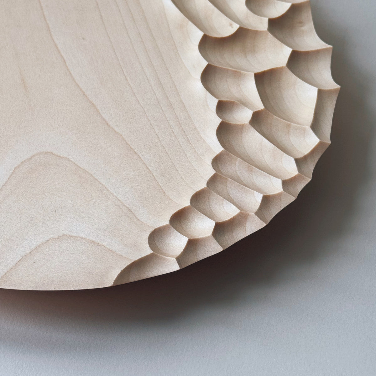 Coast charger plate in sycamore