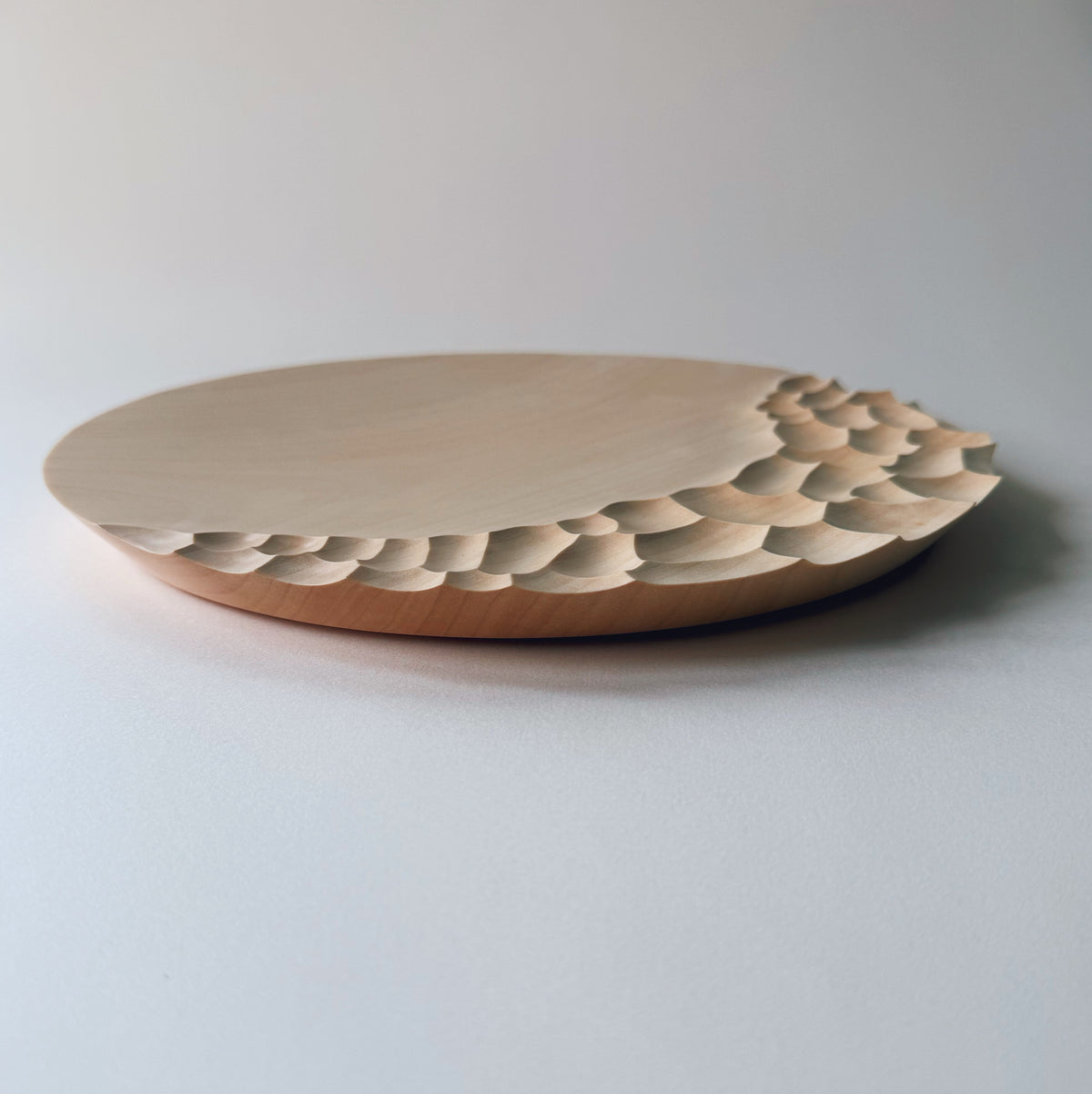 Coast charger plate in sycamore
