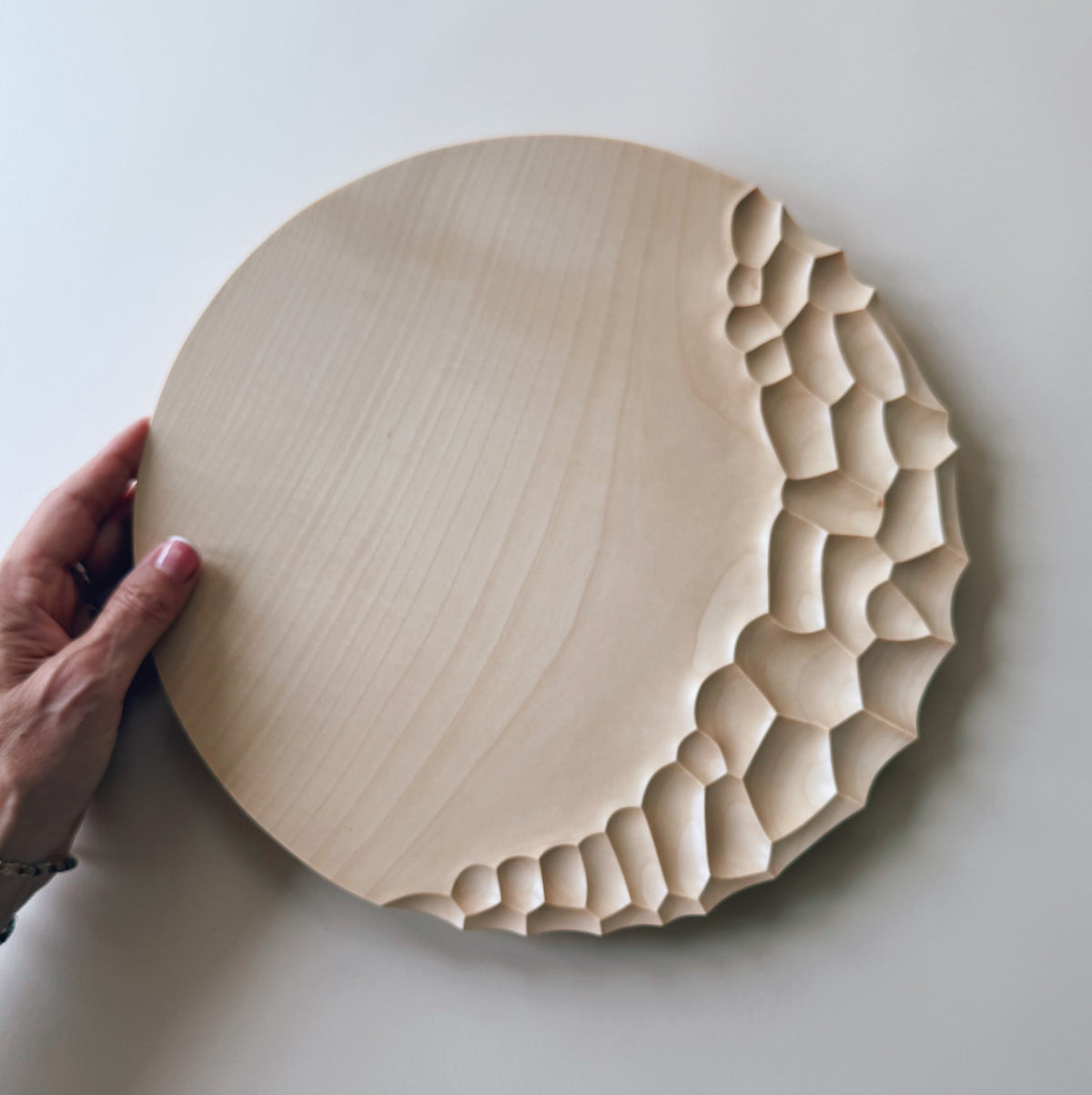 Coast charger plate in sycamore