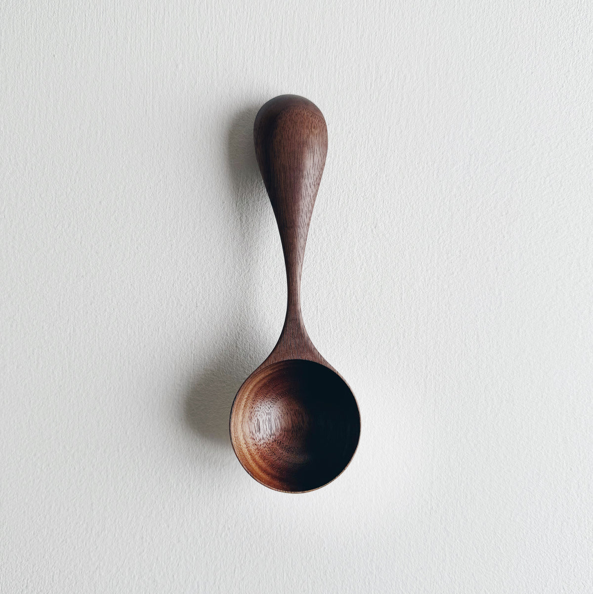 Curvy scoop in walnut