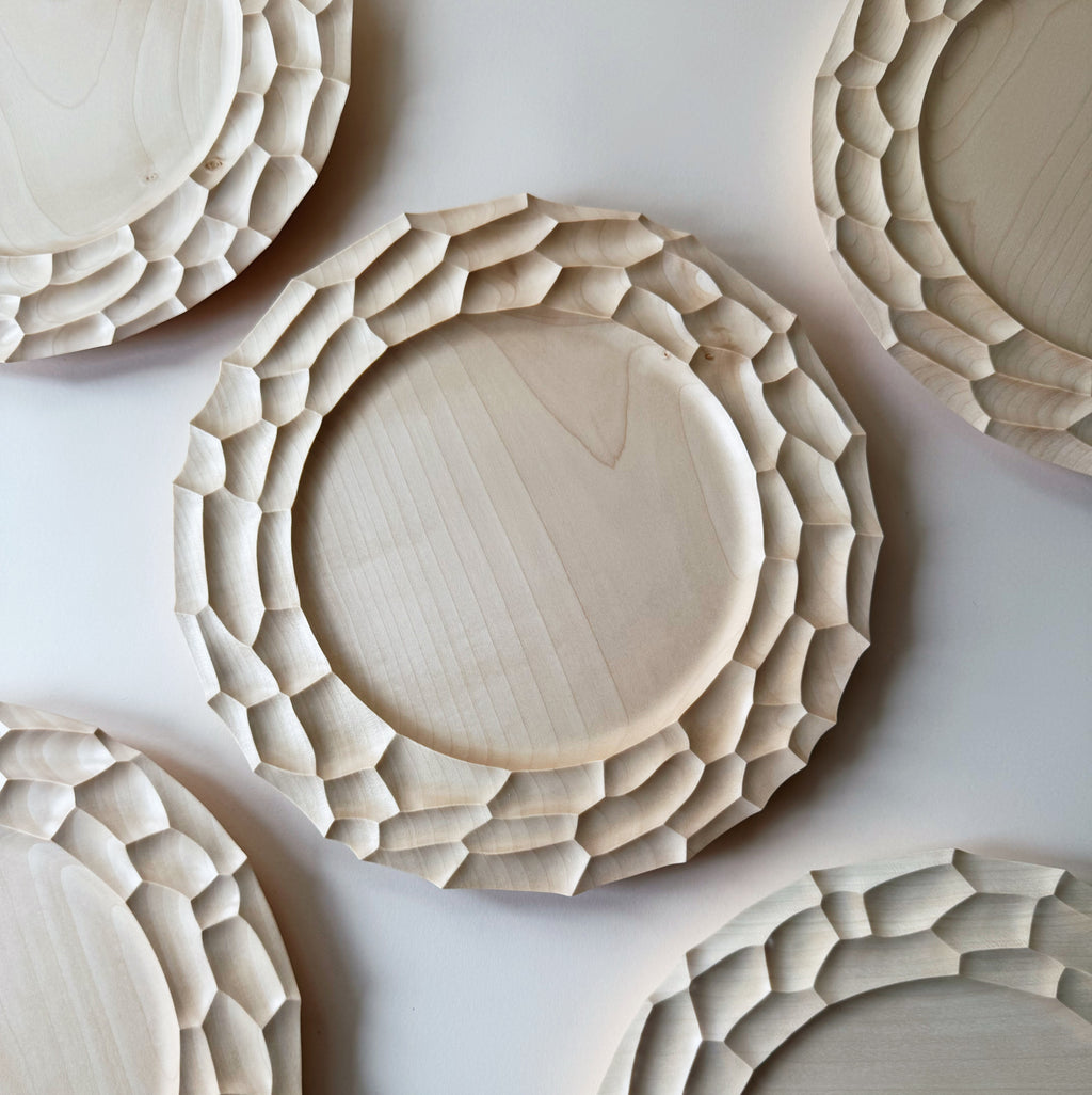 Dunes charger plate in sycamore