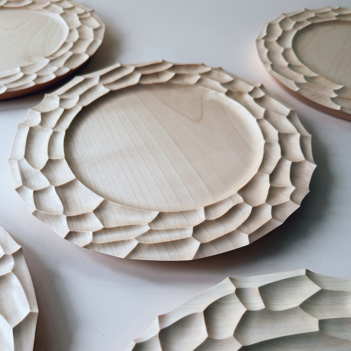 Dunes charger plate in sycamore
