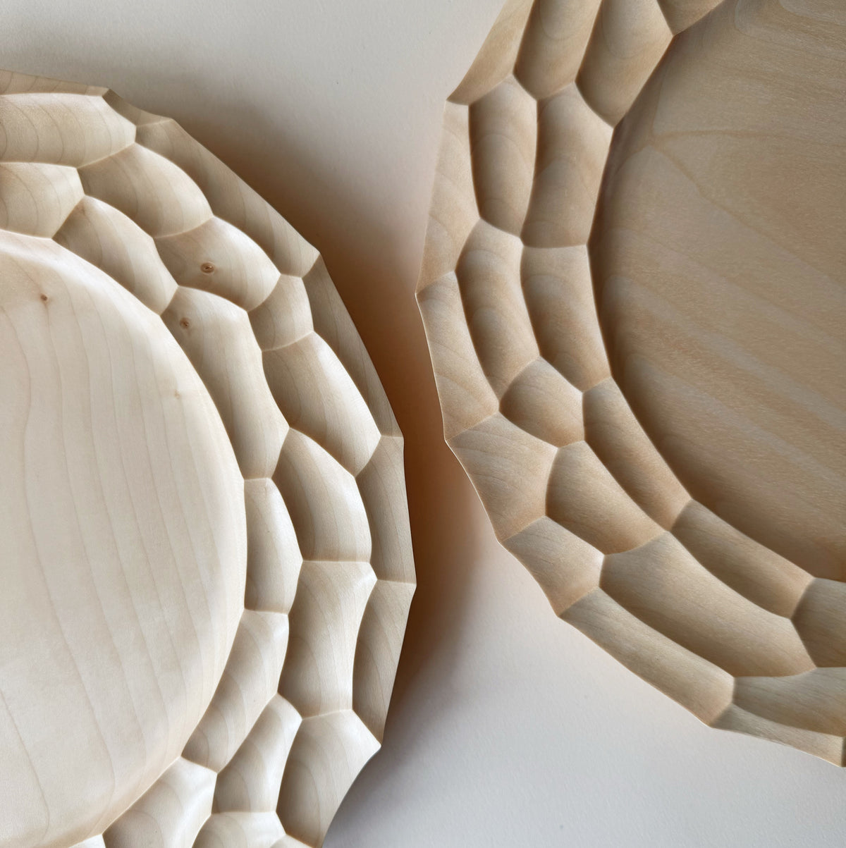 Dunes charger plate in sycamore
