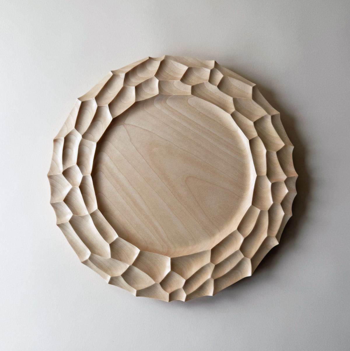 Dunes charger plate in sycamore