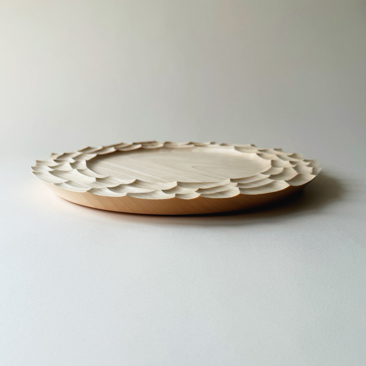 Dunes charger plate in sycamore