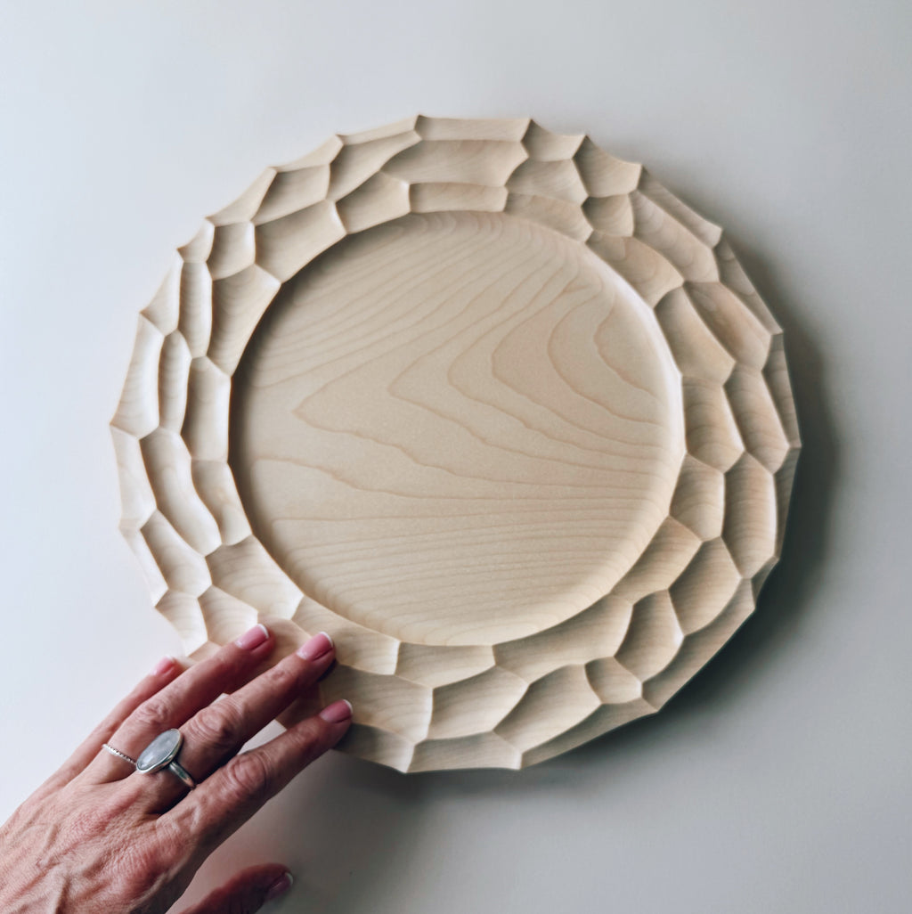 Dunes charger plate in sycamore