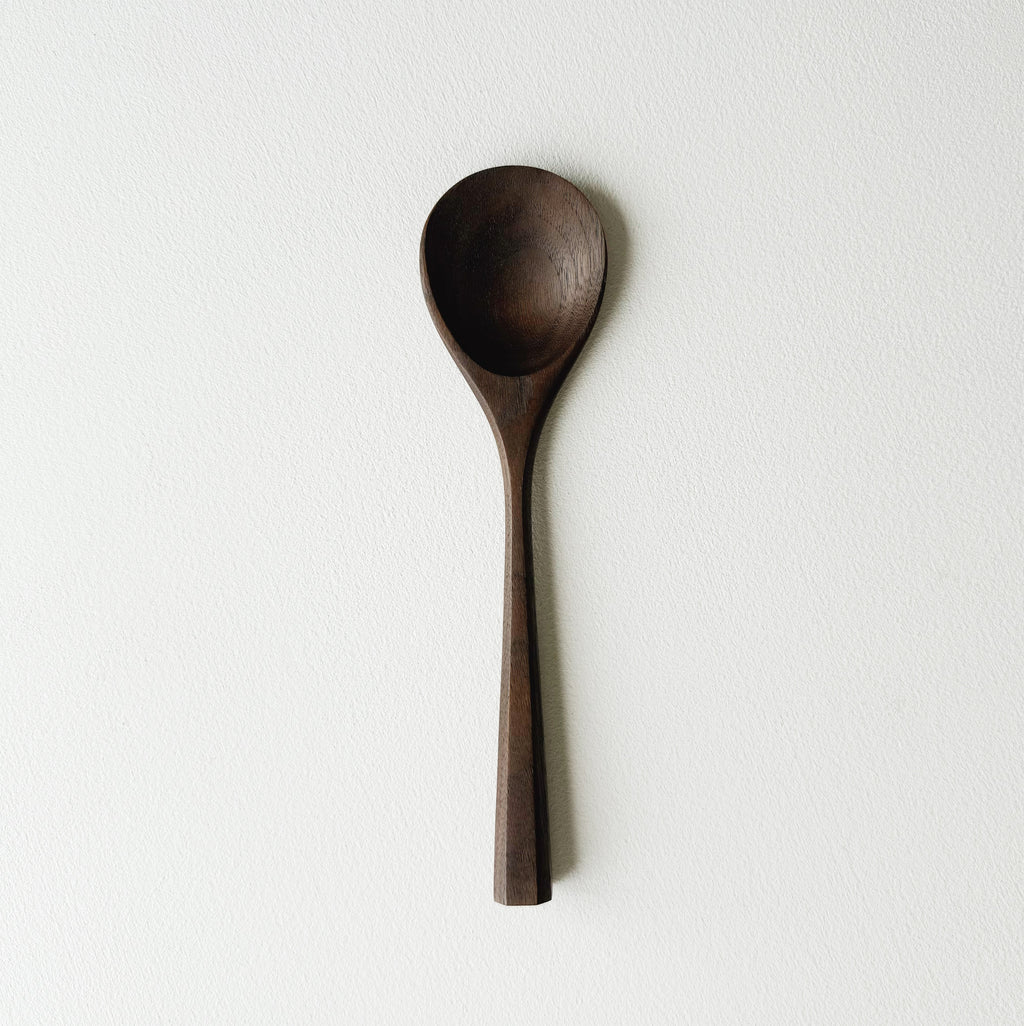 Flat serving spoon