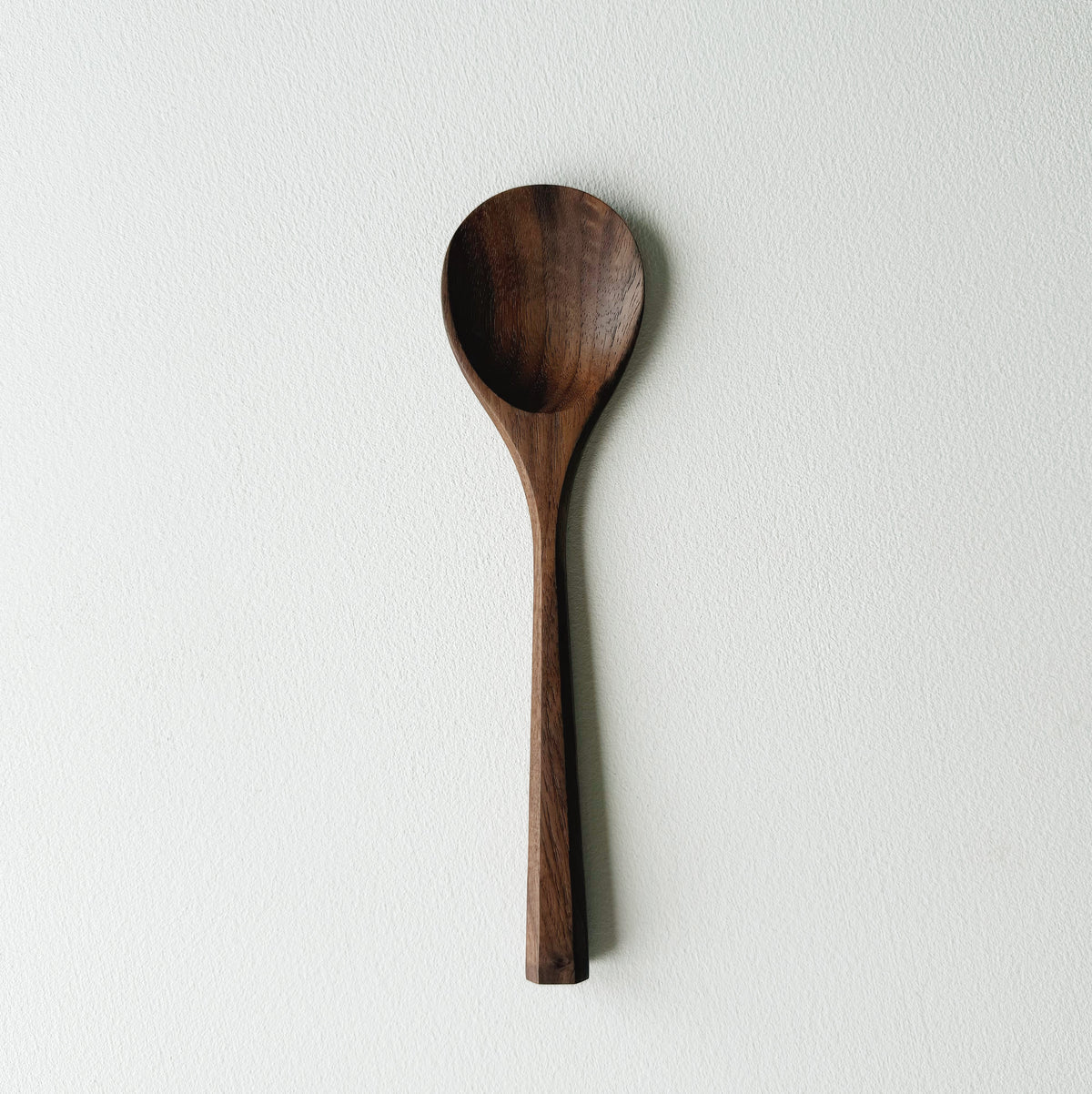 Flat serving spoon