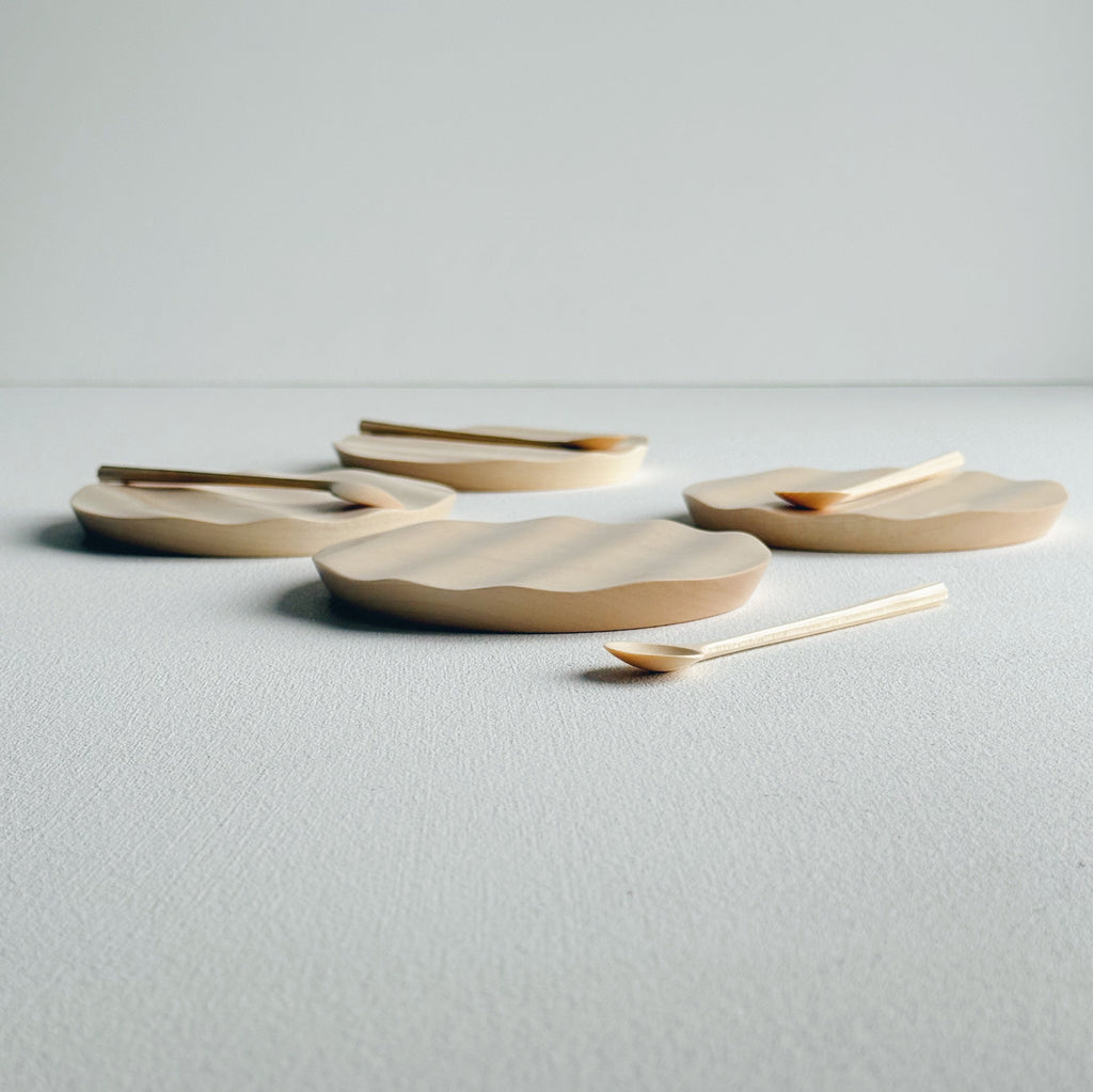 Mini wavy plate and spoon in sycamore
