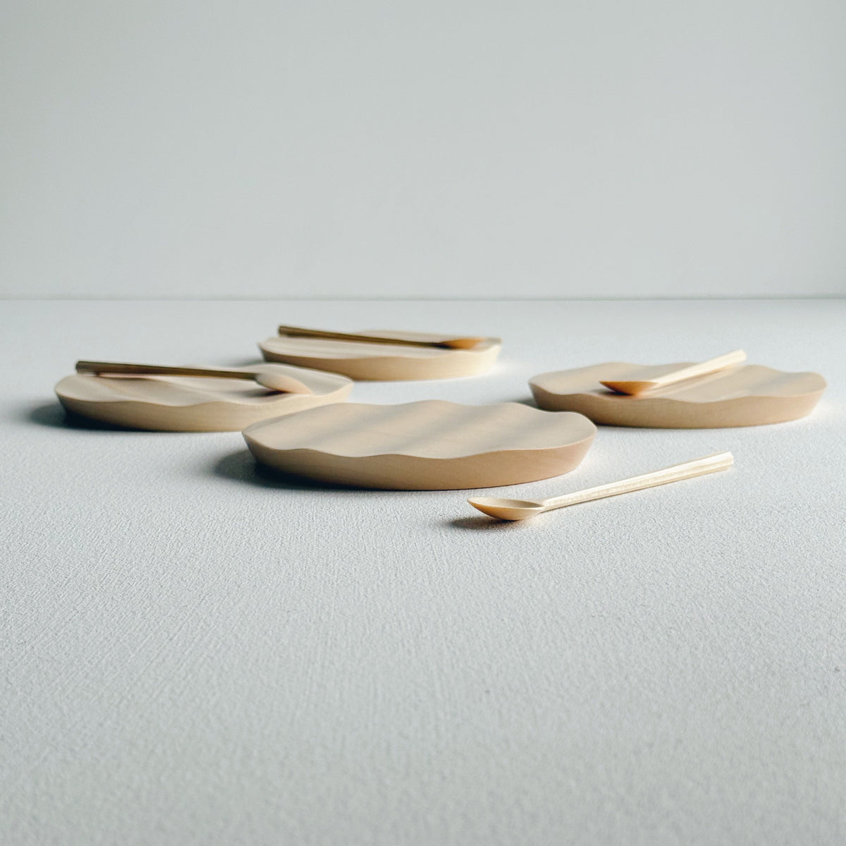 Mini wavy plate and spoon in sycamore