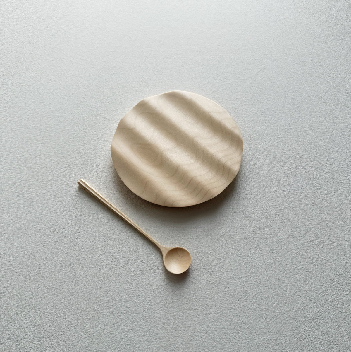 Mini wavy plate and spoon in sycamore