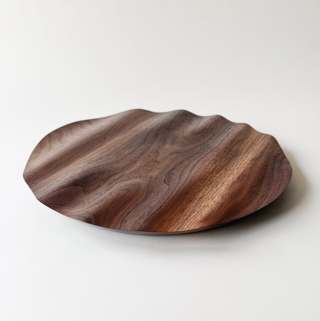 Wavy charger plate in walnut