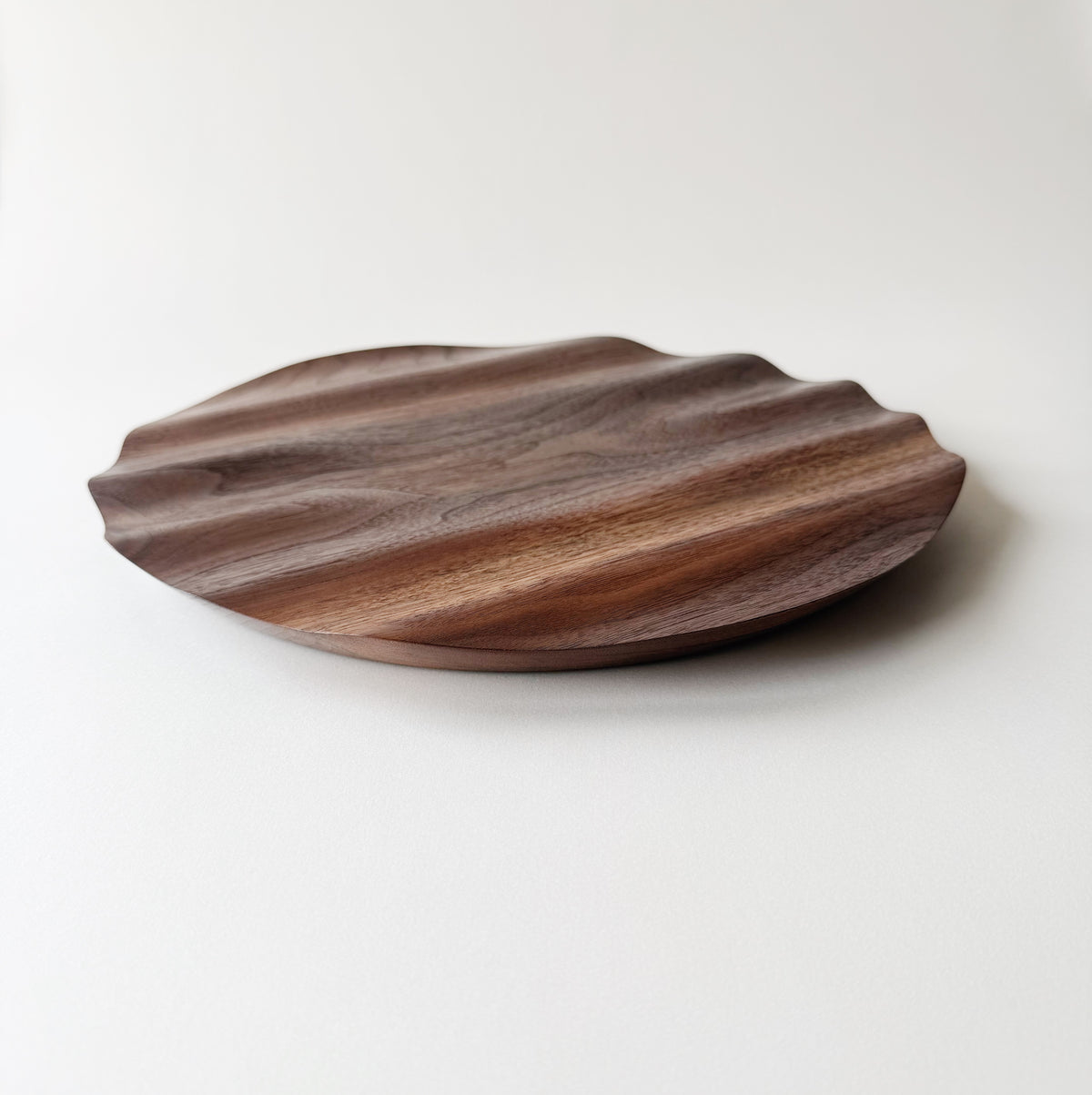 Wavy charger plate in walnut