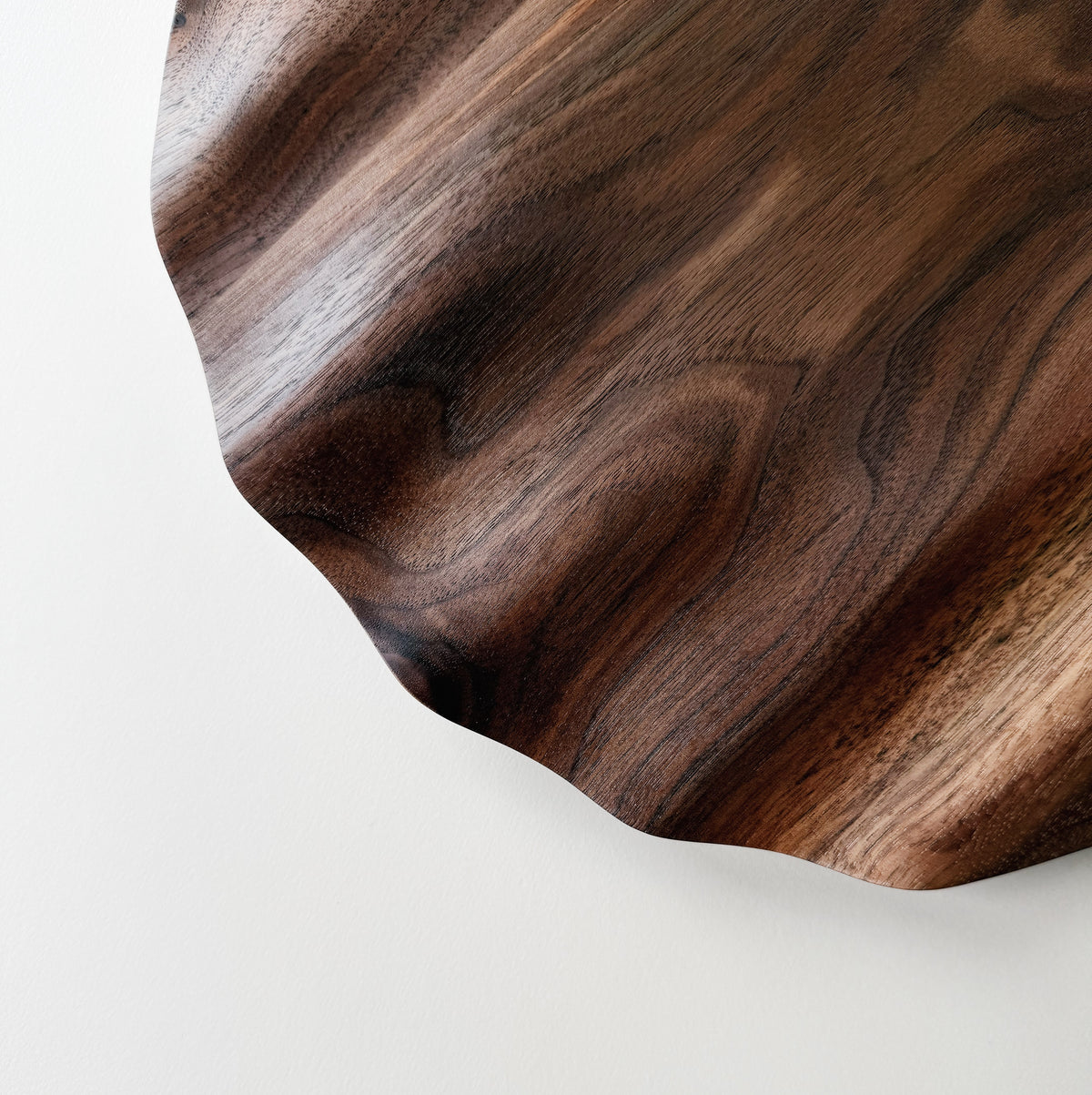 Wavy charger plate in walnut