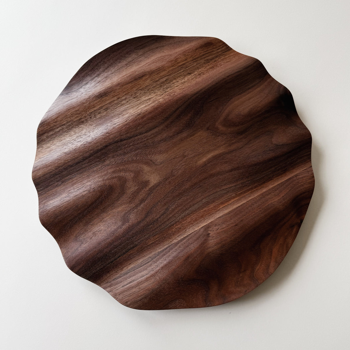 Wavy charger plate in walnut