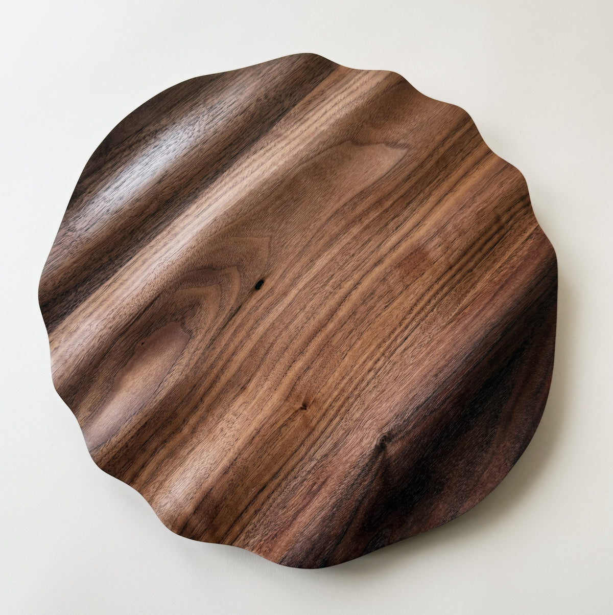 Wavy plate and cake server set in tanned walnut
