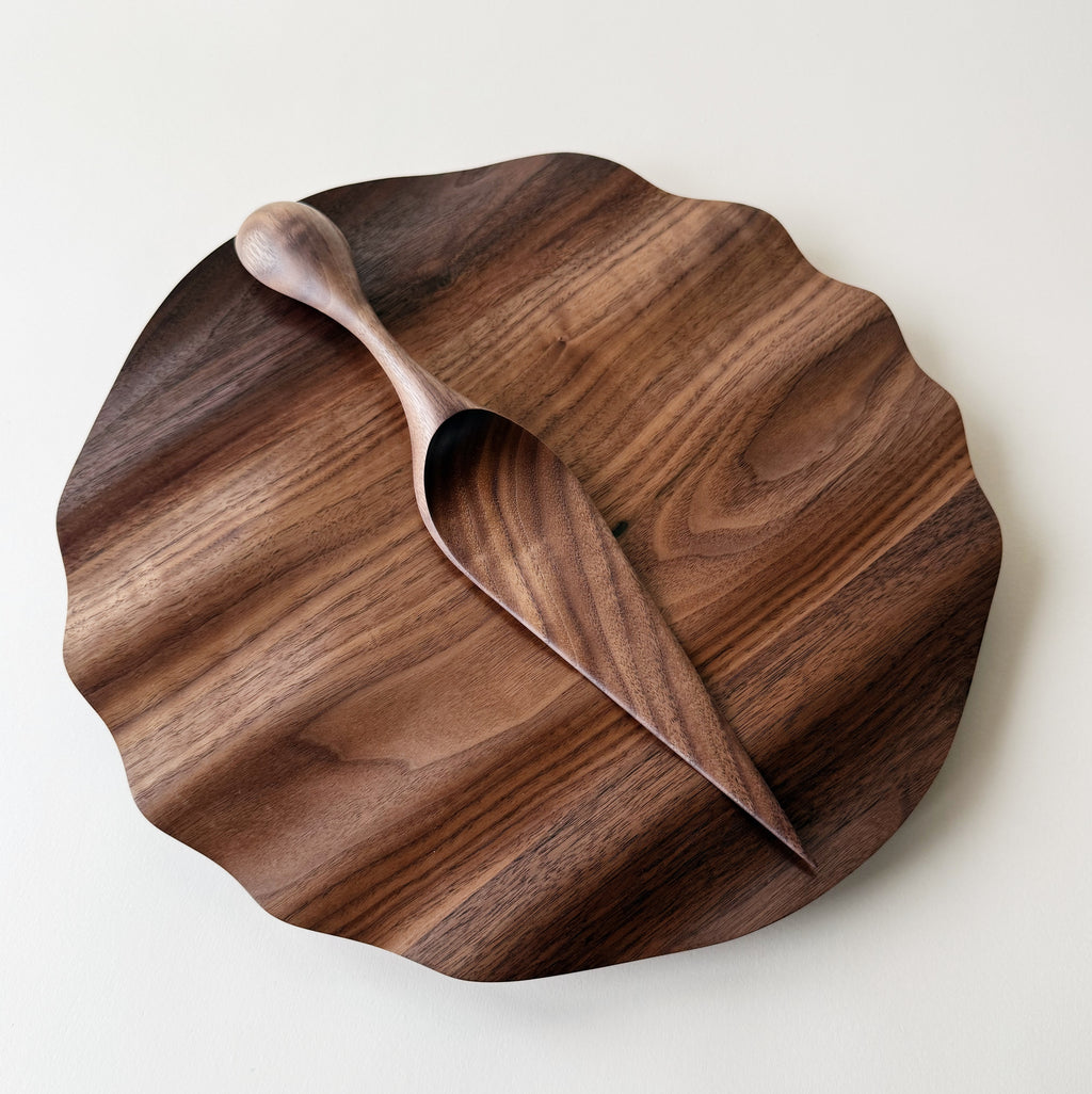 Wavy plate and cake server set in tanned walnut